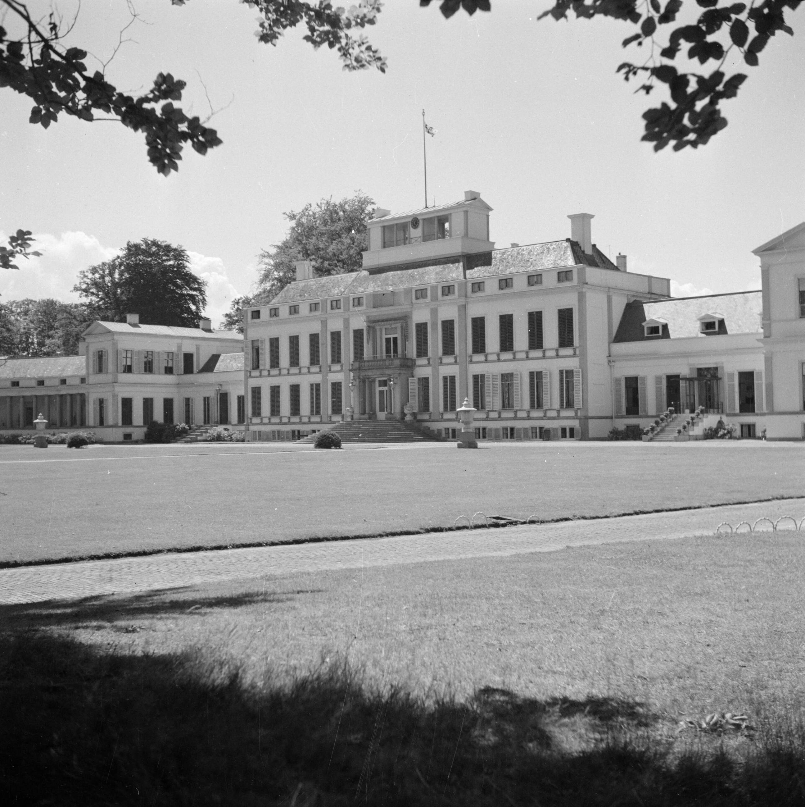 De koninklijke familie op paleis Soestdijk — Voorgevel van het paleis — Foto: Poll, Willem van de. Licentie: Set B: Rechtenvrij / Publiek Domein. Bron: Nationaal Archief. http://hdl.handle.net/10648/aee992d6-d0b4-102d-bcf8-003048976d84