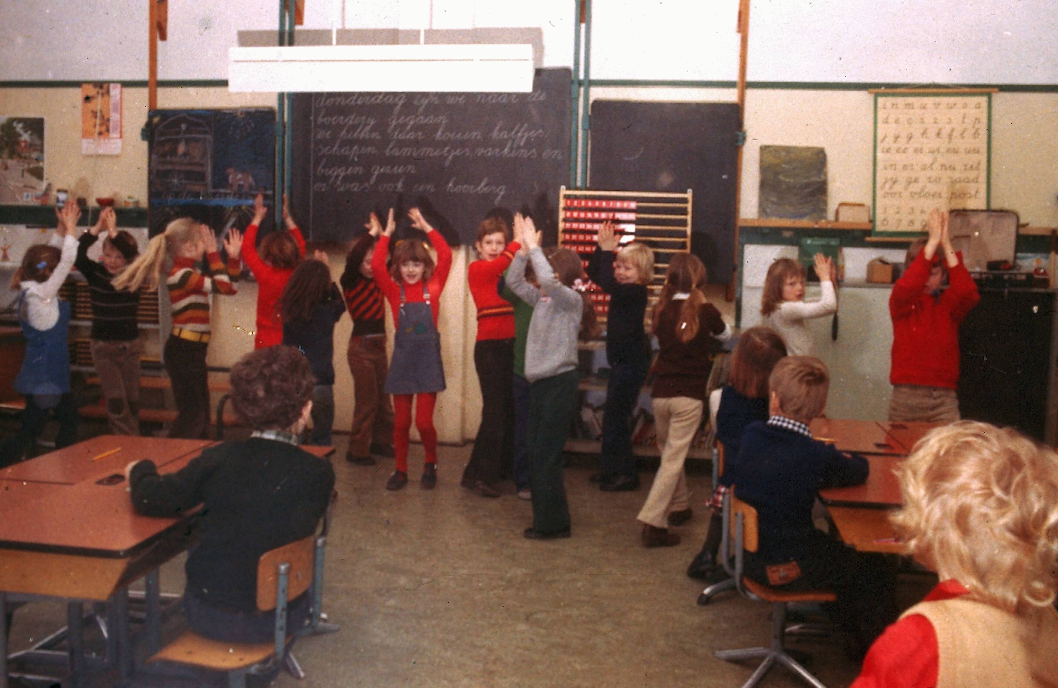 Fotocollectie RVD / Koninklijk Huis — Prins Willem-Alexander op de "Nieuwe Baarnse School" te Baarn tijdens spel — Foto: Claus, prins / RVD. Licentie: Set B: Rechtenvrij / Publiek Domein. Bron: Nationaal Archief. http://hdl.handle.net/10648/afb9a49e-d0b4-102d-bcf8-003048976d84