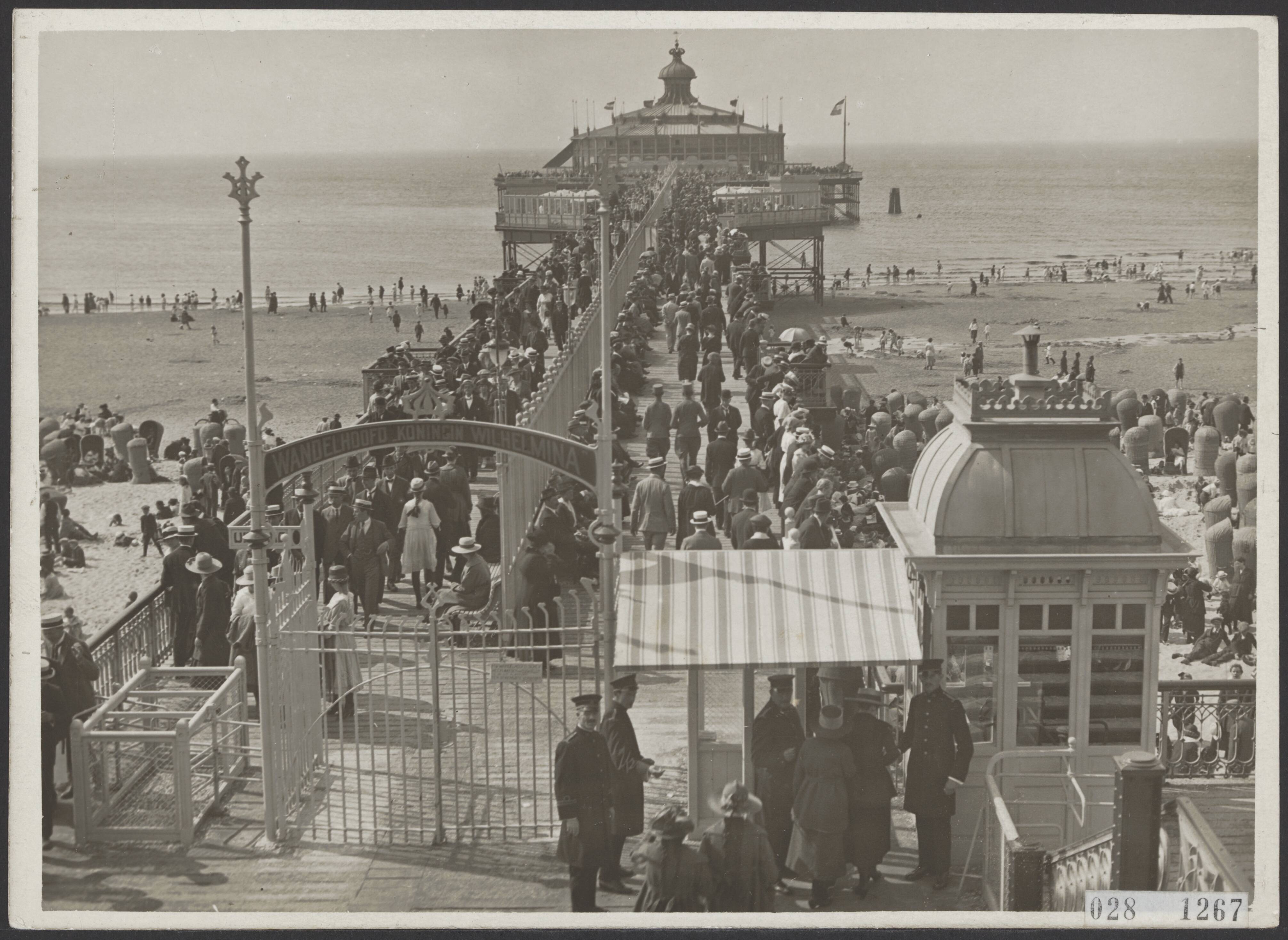 Fotocollectie Elsevier Binnenland — Koningin Wilhelmina Wandelhoofd (Pier) te Den Haag — Foto: Onbekend / Publiek Domein of Rechtenvrij. Licentie: Set B: Rechtenvrij / Publiek Domein. Bron: Nationaal Archief. http://hdl.handle.net/10648/ade0409c-d0b4-102d-bcf8-003048976d84