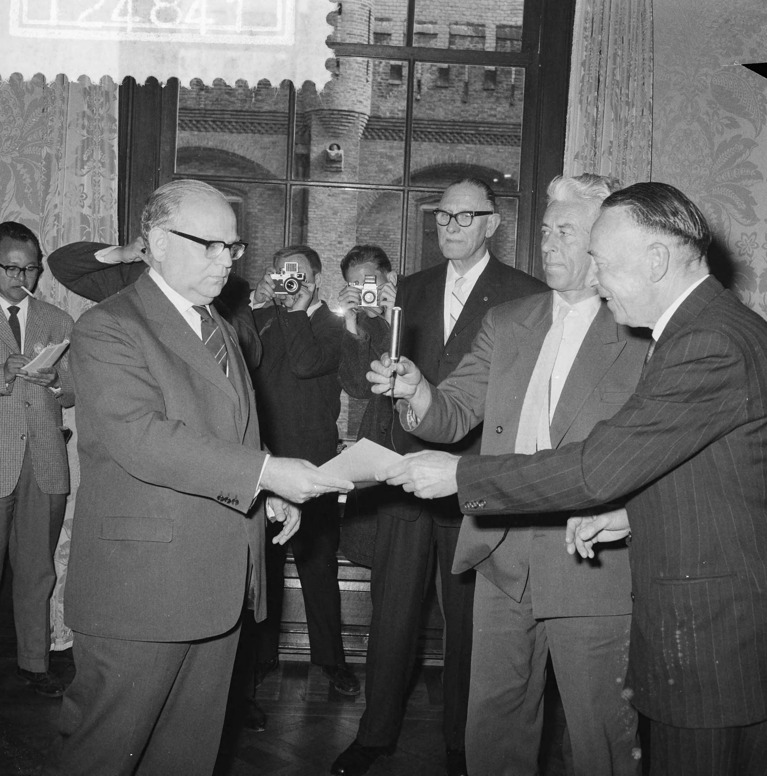 Fotocollectie Anefo — Protestmars Scheveningse vissers — Foto: Koch, Eric / Anefo. Licentie: Set B: Rechtenvrij / Publiek Domein. Bron: Nationaal Archief. http://hdl.handle.net/10648/a9d52562-d0b4-102d-bcf8-003048976d84