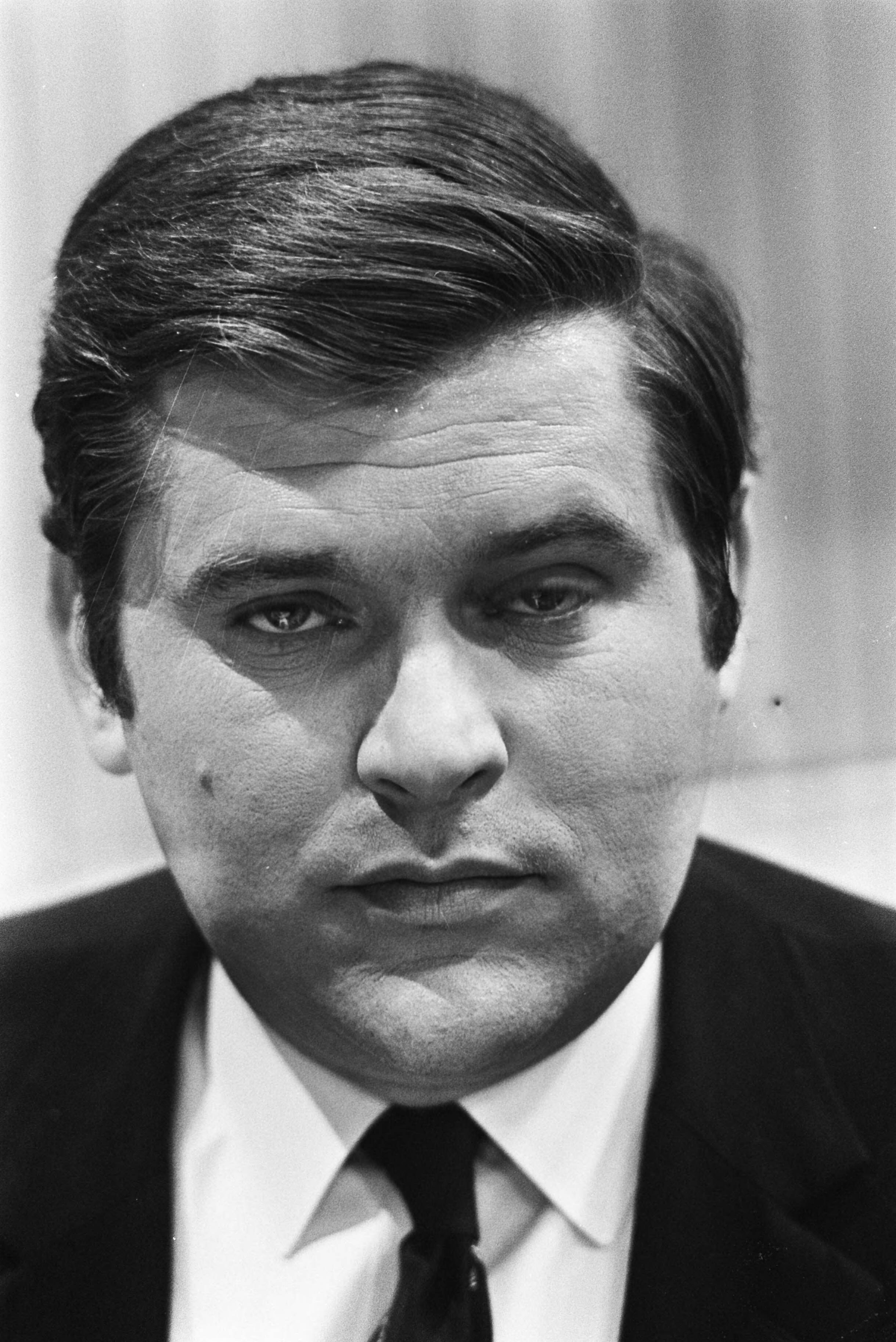 Fotocollectie Anefo — Verkiezingsuitslagen in NOS-studio, Hilversum; Wibo van der Linden (kop), TV-reporter AVRO — Foto: Mieremet, Rob / Anefo. Licentie: Set B: Rechtenvrij / Publiek Domein. Bron: Nationaal Archief. http://hdl.handle.net/10648/ab98cd36-d0b4-102d-bcf8-003048976d84