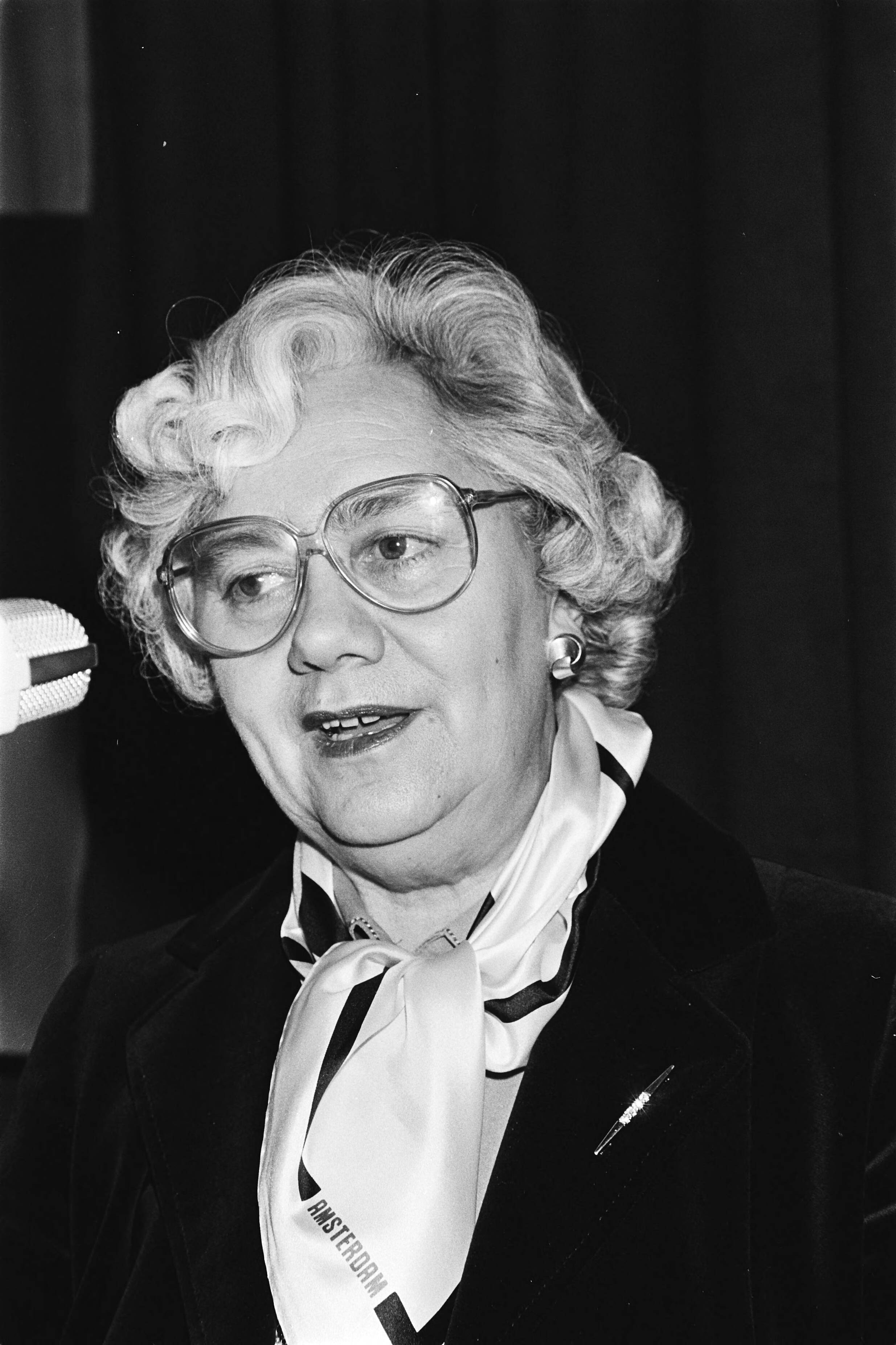 Fotocollectie Anefo — Mw Polak (burgemeesterPolak) opent tent. over Amsterdam in V&D in Den Haag; mw Schols (burgemeester Schols) — Foto: Dijk, Hans van / Anefo. Licentie: Set B: Rechtenvrij / Publiek Domein. Bron: Nationaal Archief. http://hdl.handle.net/10648/acda8982-d0b4-102d-bcf8-003048976d84