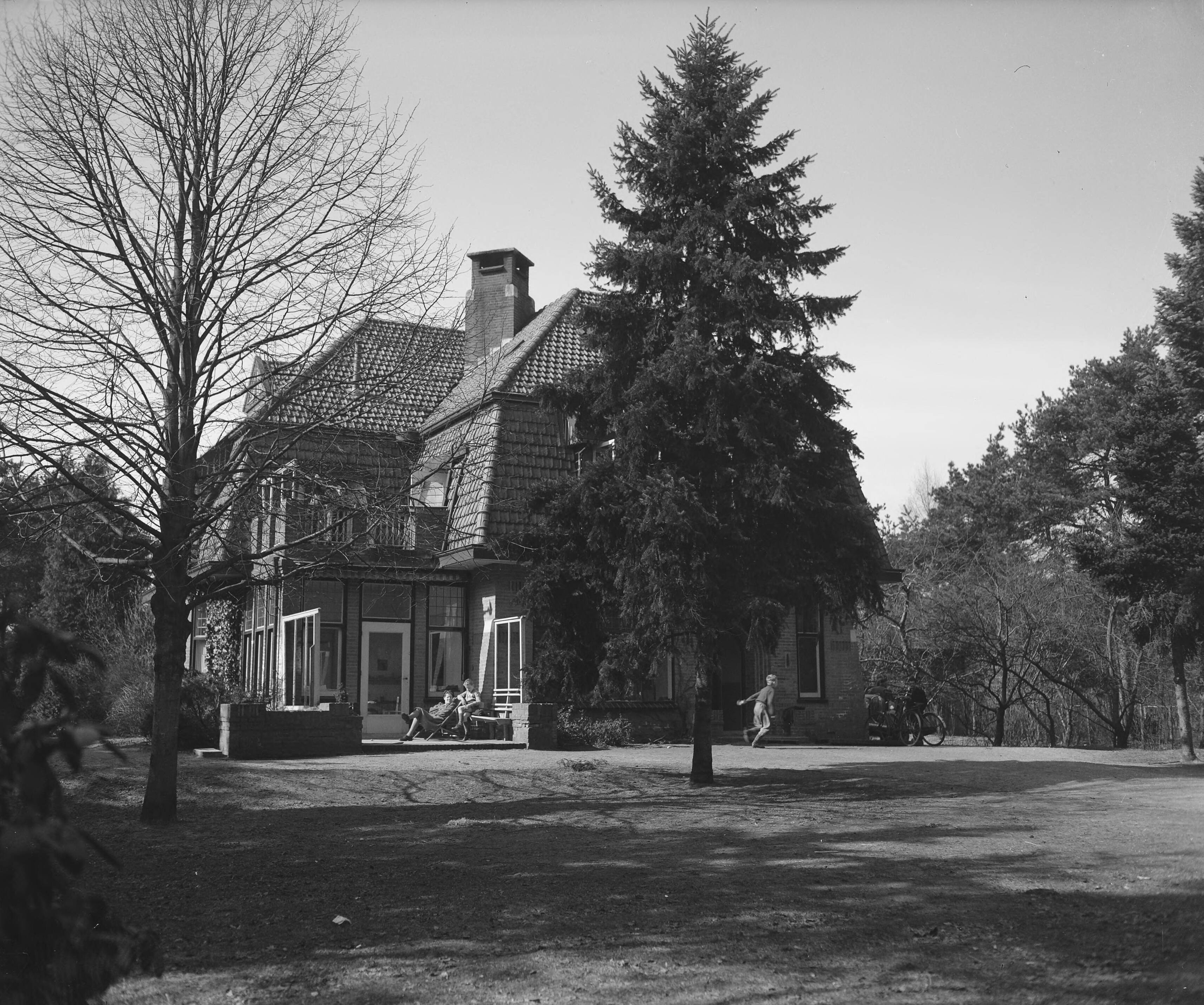 Fotocollectie Anefo — Kindergemeenschap "De Werkplaats" van Kees Boeke — Foto: Breijer, Charles / Anefo. Licentie: Set B: Rechtenvrij / Publiek Domein. Bron: Nationaal Archief. http://hdl.handle.net/10648/a89a9736-d0b4-102d-bcf8-003048976d84