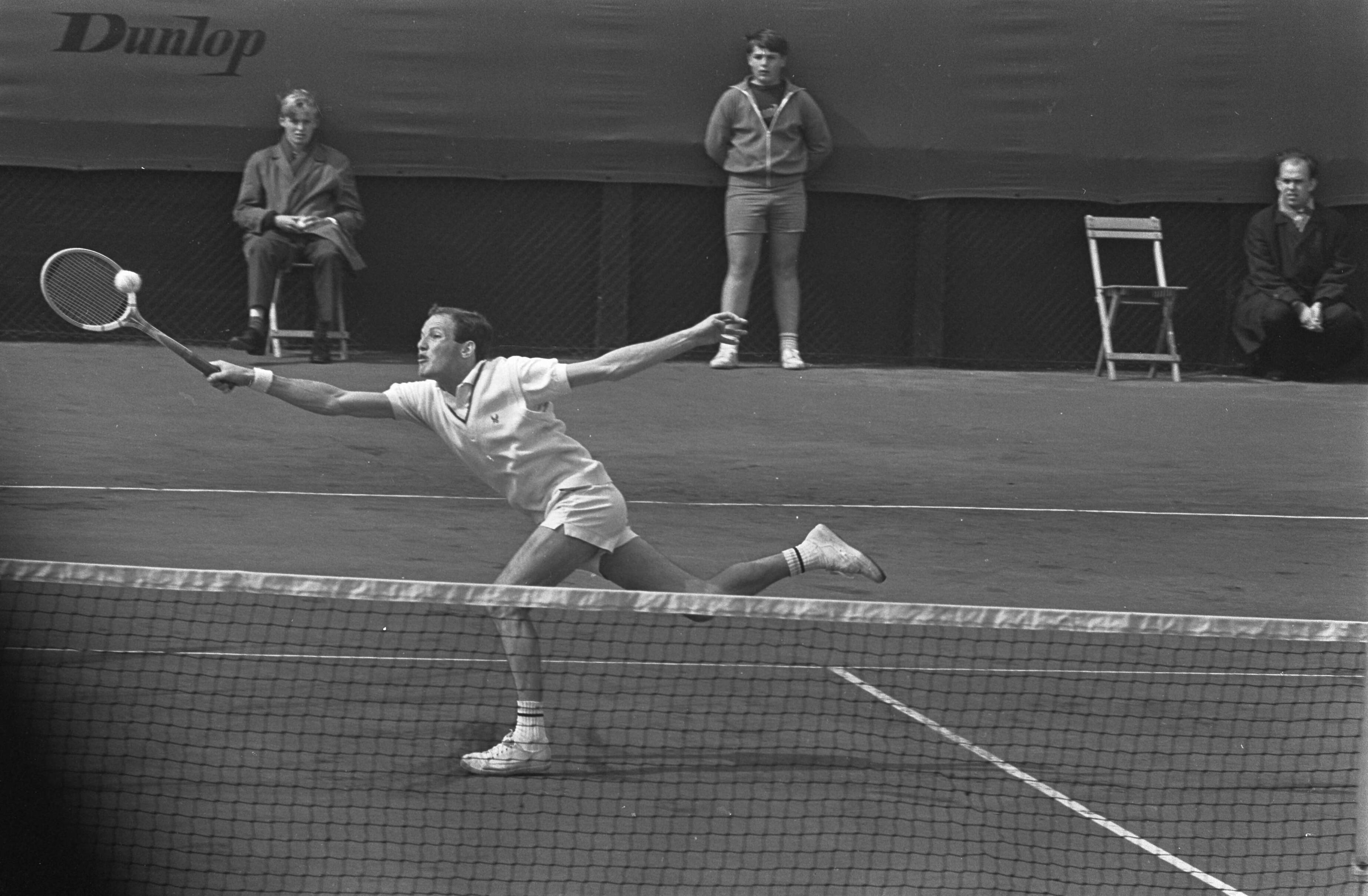 Fotocollectie Anefo — Tennis Davis Cup Nederlands Zuid-Afrika, Tom Okker in aktie tegen Hewitt, Den Haag — Foto: Koch, Eric / Anefo. Licentie: Set B: Rechtenvrij / Publiek Domein. Bron: Nationaal Archief. http://hdl.handle.net/10648/ab180ed0-d0b4-102d-bcf8-003048976d84