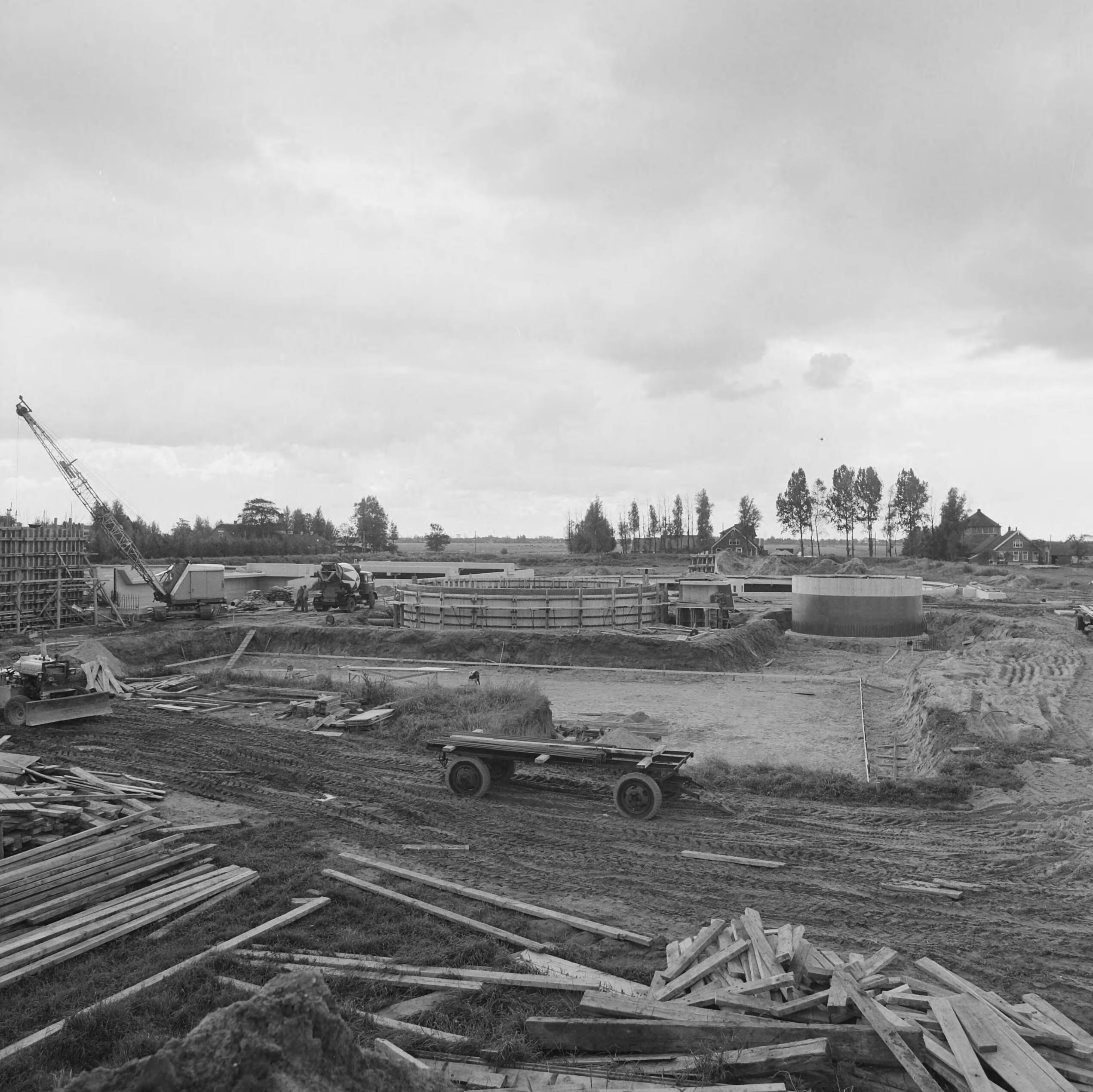 Fotocollectie Nederlandse Heidemaatschappij — Woerden. Waterzuiveringstalliatie in aanbouw — Foto: Fotograaf Onbekend / Heidemij. Licentie: Set B: Rechtenvrij / Publiek Domein. Bron: Nationaal Archief. http://hdl.handle.net/10648/ae827312-d0b4-102d-bcf8-003048976d84