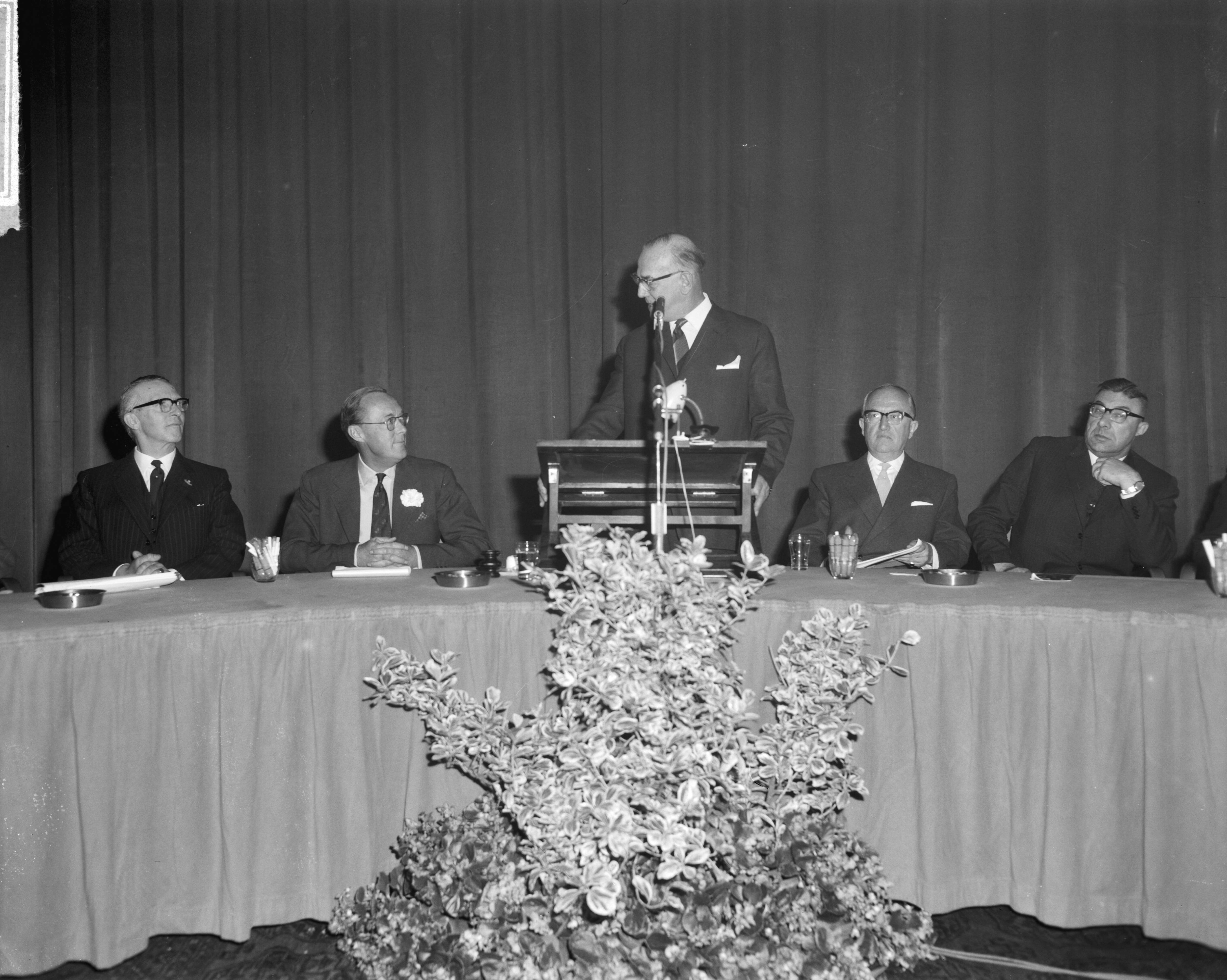 Fotocollectie Anefo — Congres Randgebieden in Leeuwarden begonnen. Vlnr. Commissaris der Koningin Linthorst Homan, prins Bernhard, mr. D.H. Okma, voorzitter van het congres, dr. Hallstein, voorzitter van de Europese Commissie en staatssecretaris Gijzels — Foto: Bilsen, Joop van / Anefo. Licentie: Set B: Rechtenvrij / Publiek Domein. Bron: Nationaal Archief. http://hdl.handle.net/10648/aa379526-d0b4-102d-bcf8-003048976d84