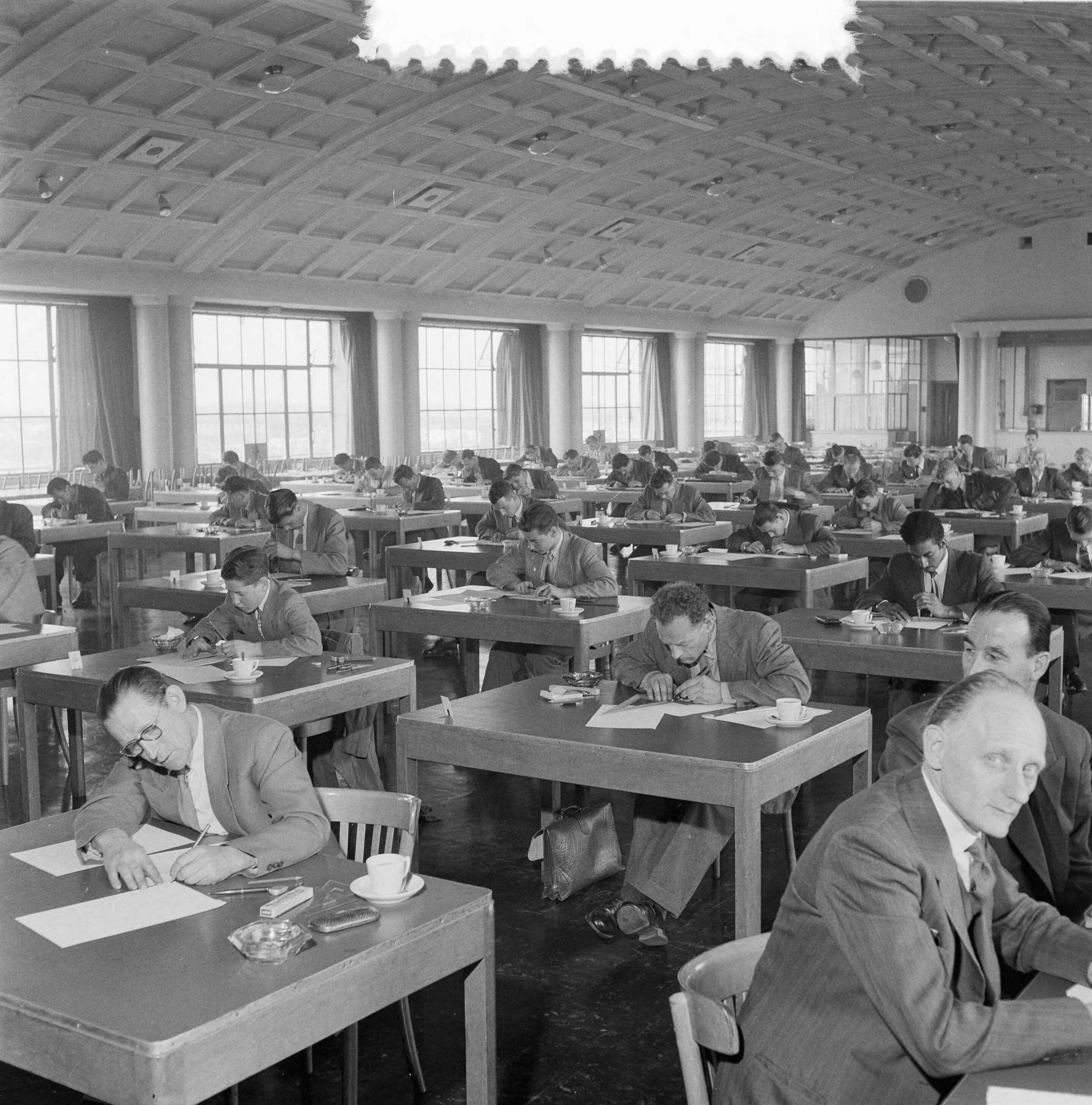 Fotocollectie Anefo — Opdrachten examens Den Haag voor Internationaal Technisch Studiecentrum Amsterdam — Foto: Behrens, Herbert F. / Anefo. Licentie: Set B: Rechtenvrij / Publiek Domein. Bron: Nationaal Archief. http://hdl.handle.net/10648/a93b2976-d0b4-102d-bcf8-003048976d84