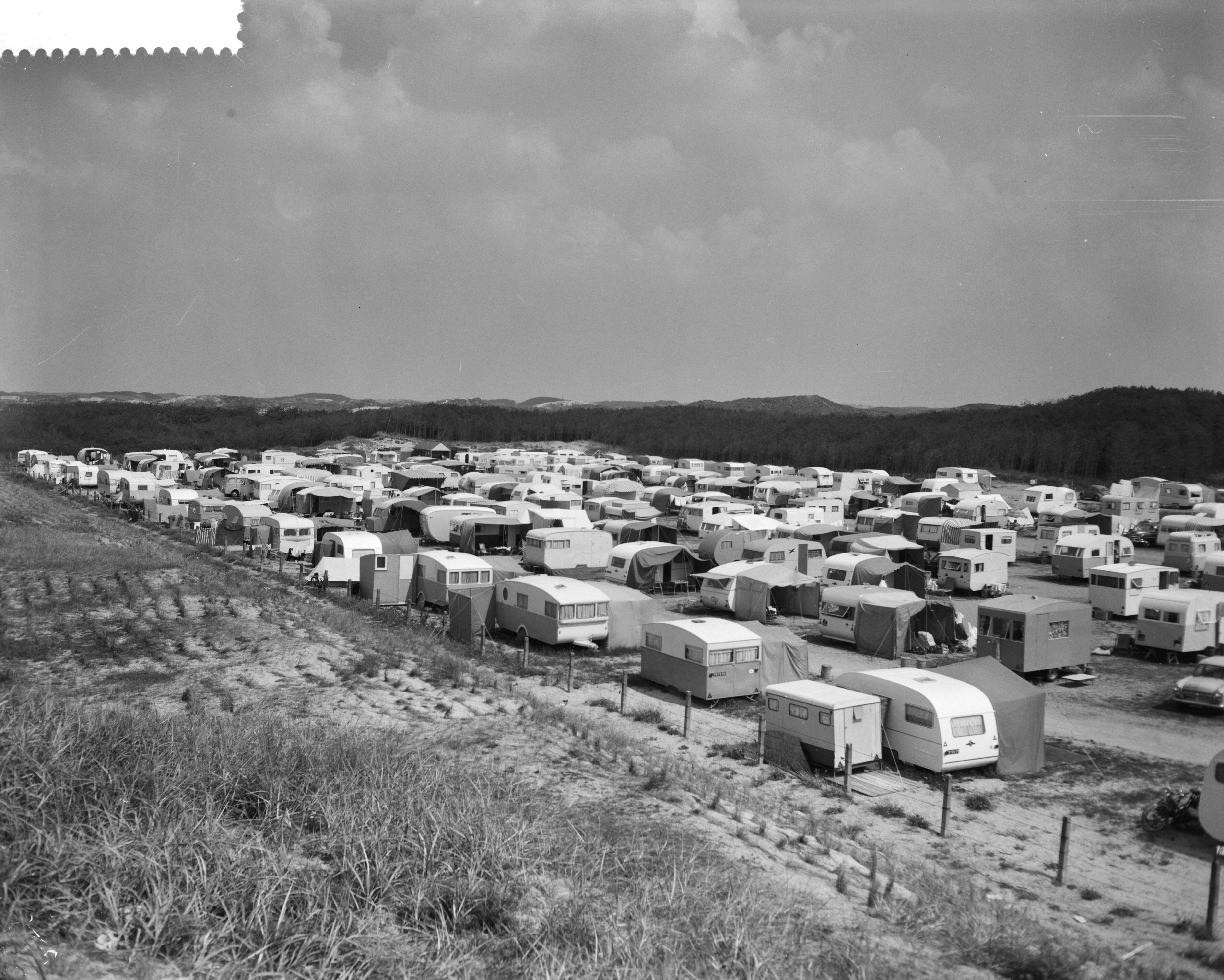 Fotocollectie Anefo — Voorbereidingen wereldkampioenschap wielrennen op de weg te Zandvoort. Drukte in het caravankamp te Zandvoort — Foto: Bilsen, Joop van / Anefo. Licentie: Set B: Rechtenvrij / Publiek Domein. Bron: Nationaal Archief. http://hdl.handle.net/10648/a99aa45a-d0b4-102d-bcf8-003048976d84