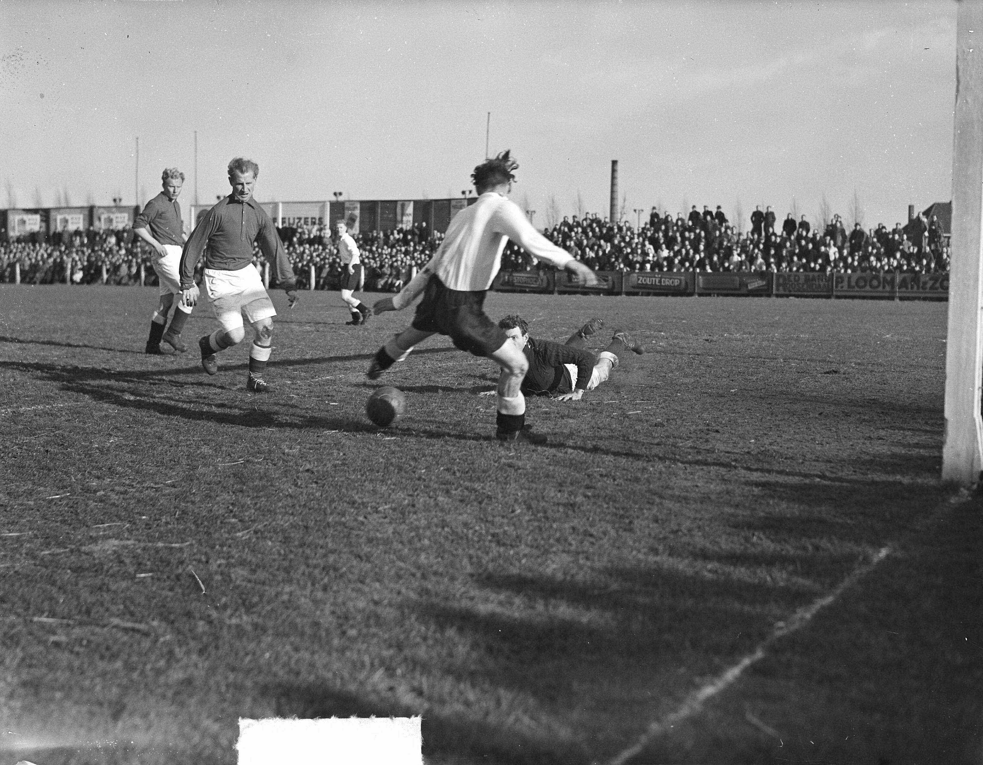 Fotocollectie Anefo — Technische Dag KNVB. Zuid-West 4-0. Moment bij Van Raalte — Foto: Averink, […] / Anefo. Licentie: Set B: Rechtenvrij / Publiek Domein. Bron: Nationaal Archief. http://hdl.handle.net/10648/a8c4185e-d0b4-102d-bcf8-003048976d84