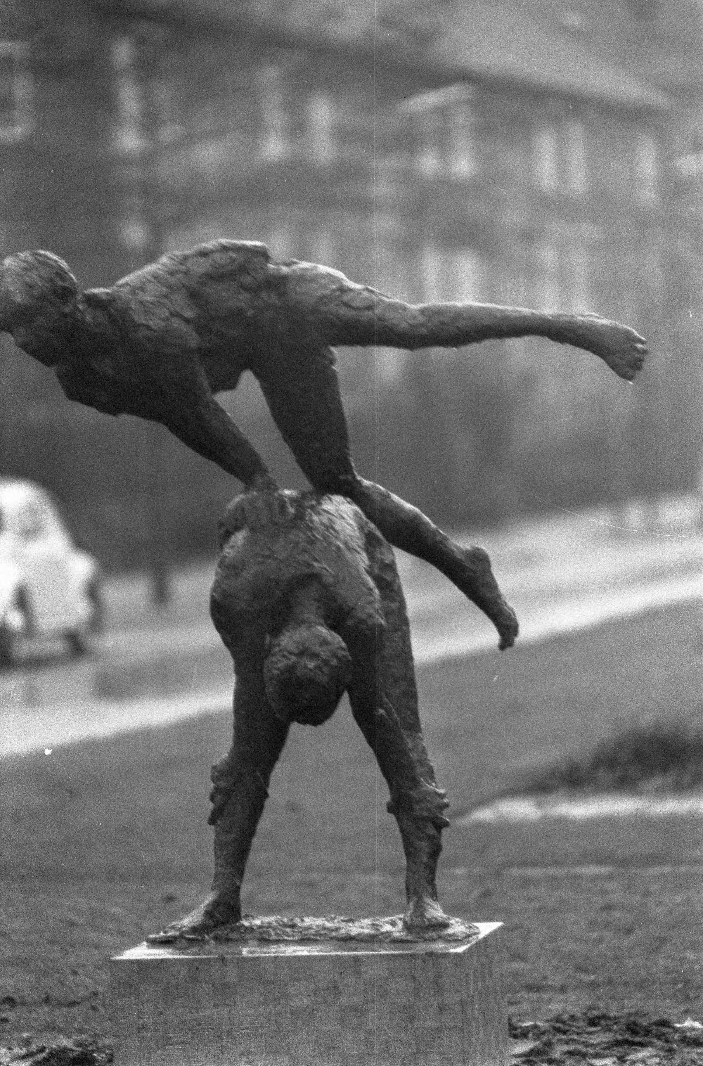 Fotocollectie Anefo — Opdracht Bayens, beeld "Bokspringende jongens" te Hilversum, Bosdrift — Foto: Kroon, Ron / Anefo. Licentie: Set B: Rechtenvrij / Publiek Domein. Bron: Nationaal Archief. http://hdl.handle.net/10648/ab07b80a-d0b4-102d-bcf8-003048976d84