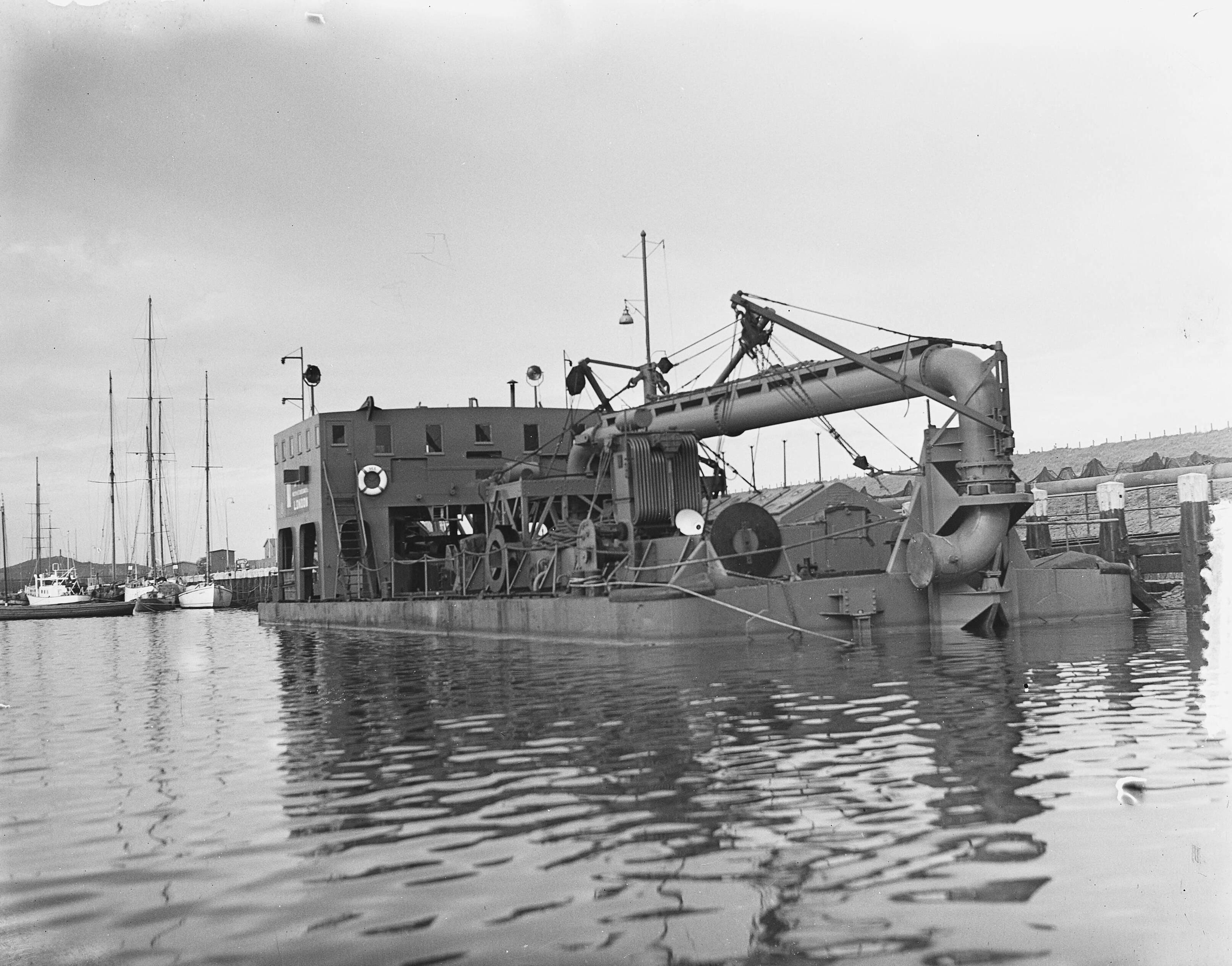 Fotocollectie Anefo — Zandzuiger Bos en Kales te Scheveningen — Foto: Duinen, H. van / Anefo. Licentie: Set B: Rechtenvrij / Publiek Domein. Bron: Nationaal Archief. http://hdl.handle.net/10648/a90c5984-d0b4-102d-bcf8-003048976d84