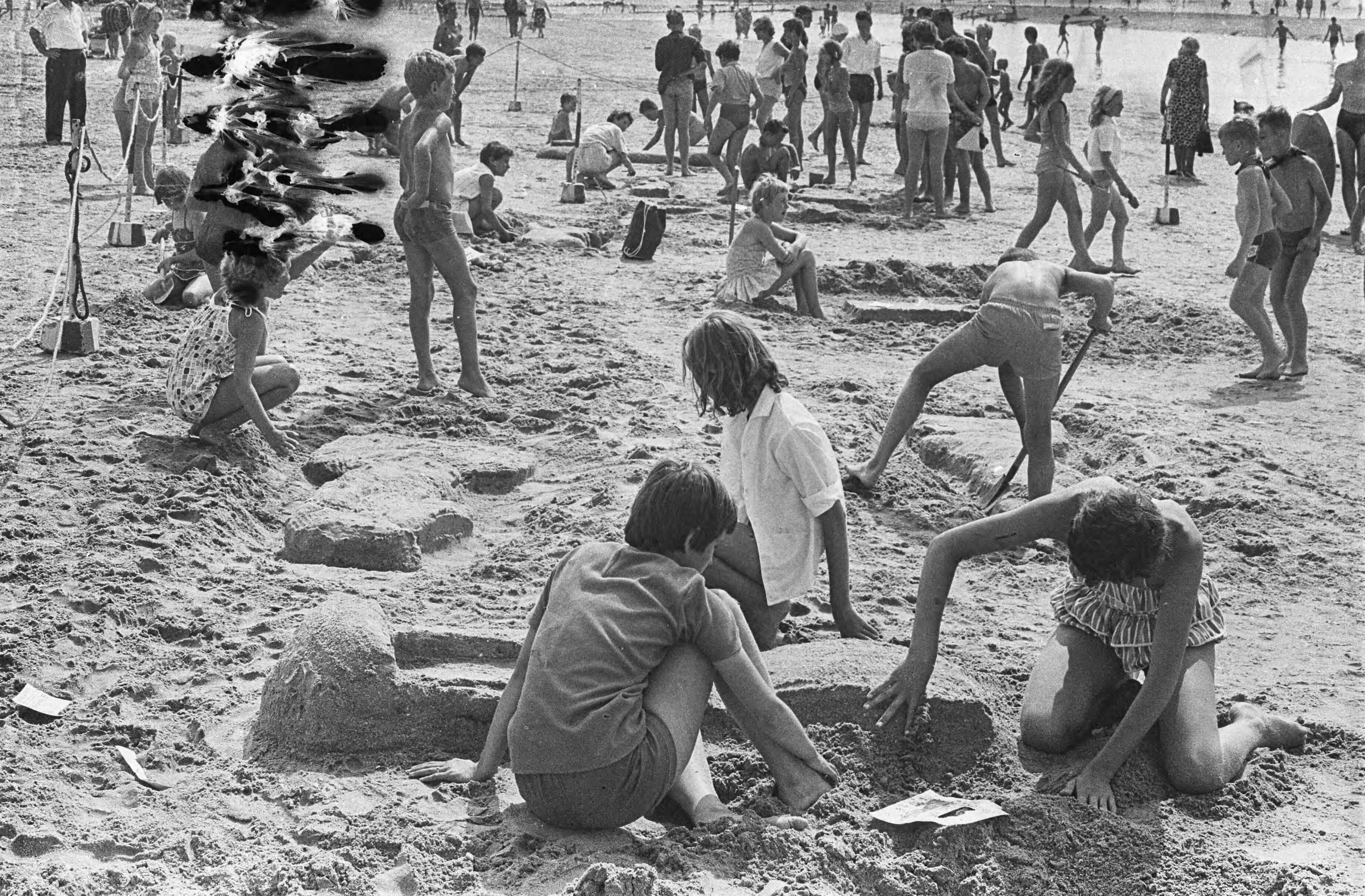 Fotocollectie Anefo — Zandbouwwedstrijden in Zandvoort voor jeugd van 6 tot 14 jaar om Paaseilandbeeld na te maken — Foto: Gelderen, Hugo van / Anefo. Licentie: Set B: Rechtenvrij / Publiek Domein. Bron: Nationaal Archief. http://hdl.handle.net/10648/aa3f68c8-d0b4-102d-bcf8-003048976d84