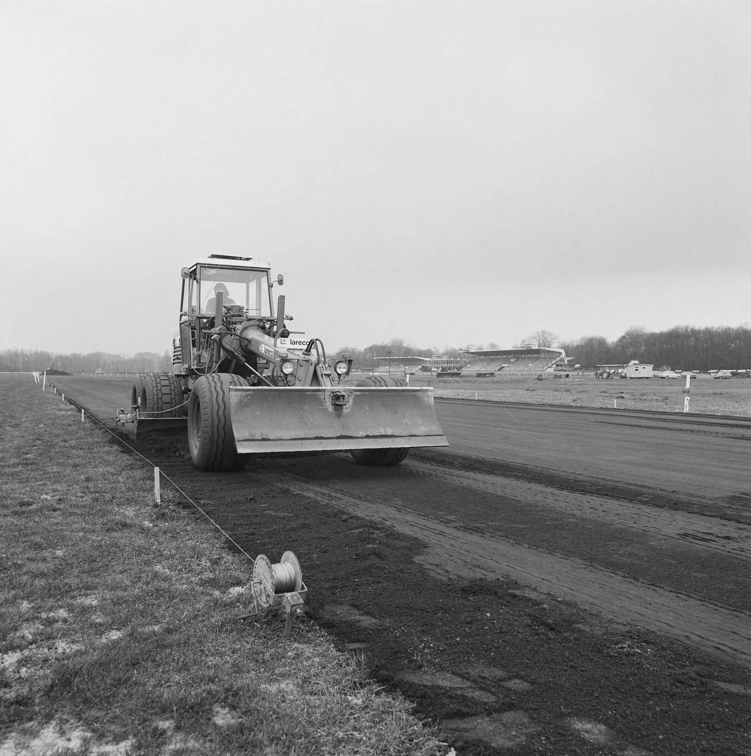 Fotocollectie Nederlandse Heidemaatschappij — Reconstructie van de renbaan Duindigt te Wassenaar. Uitvoering Lareco — Foto: Fotograaf Onbekend / Heidemij. Licentie: Set B: Rechtenvrij / Publiek Domein. Bron: Nationaal Archief. http://hdl.handle.net/10648/ae83cc3a-d0b4-102d-bcf8-003048976d84