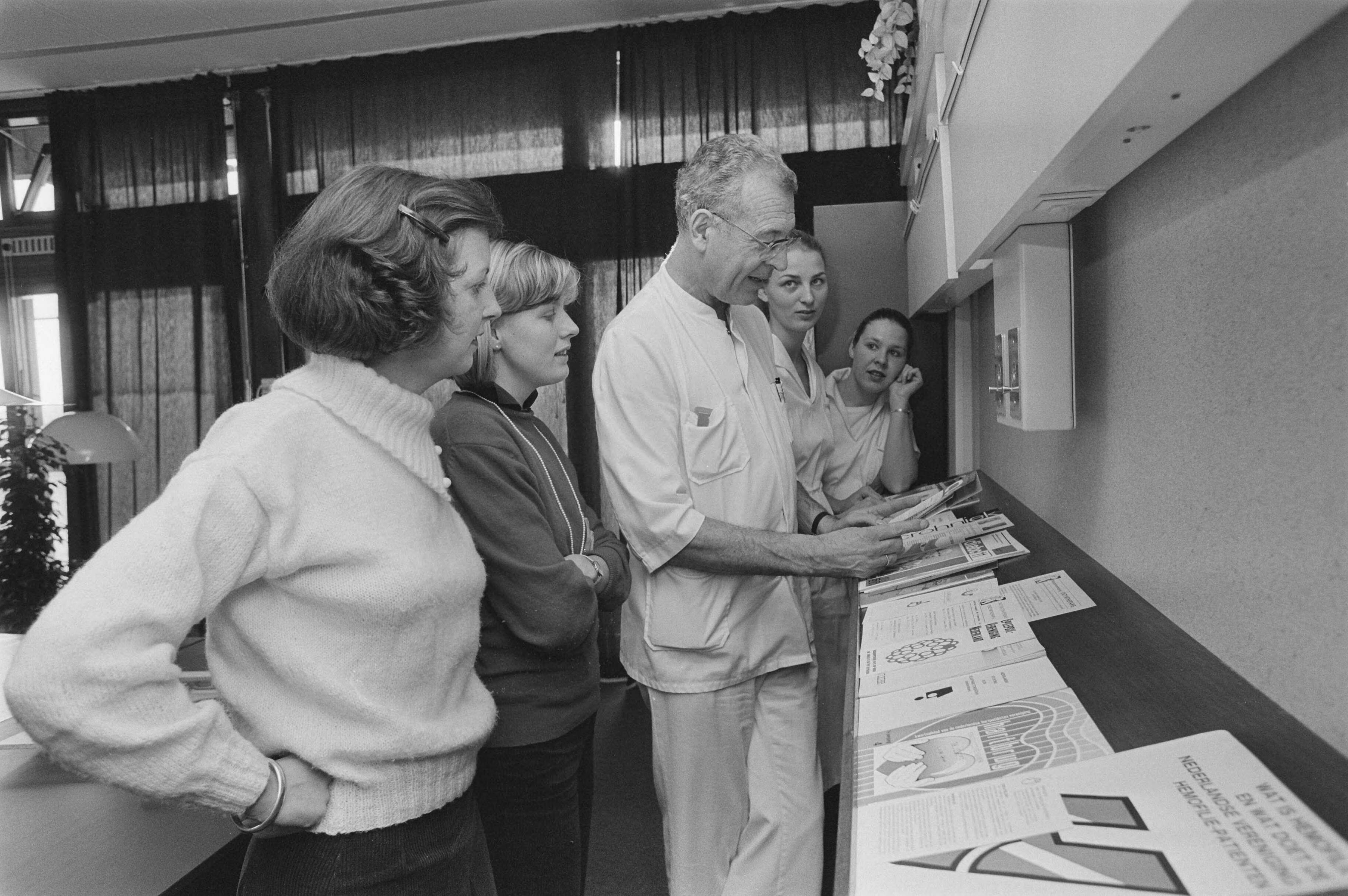 Fotocollectie Anefo — Informatie Kamer voor patienten in Elisabeth's Gasthuis in Haarlem; patienten ook zijn er veel folders te verkrijgen — Foto: Bogaerts, Rob / Anefo. Licentie: Set B: Rechtenvrij / Publiek Domein. Bron: Nationaal Archief. http://hdl.handle.net/10648/ad42867c-d0b4-102d-bcf8-003048976d84