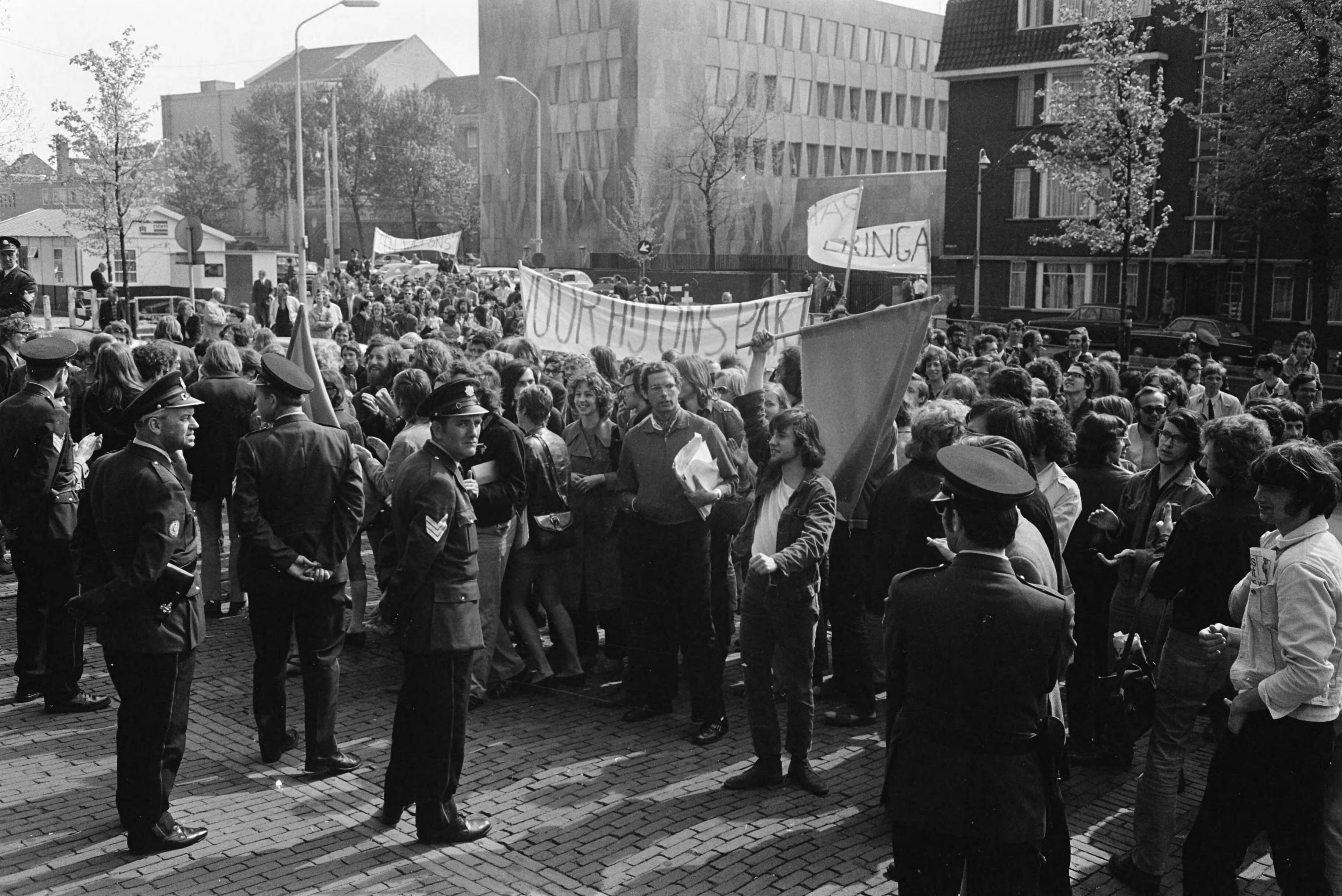 Fotocollectie Anefo — Studenten en leden van Wetenschappelijke Staf van Universiteit van Amsterdam, demonstreren tegen beleid van minister Veringa in Den Haag ; studenten met borden — Foto: Koch, Eric / Anefo. Licentie: Set B: Rechtenvrij / Publiek Domein. Bron: Nationaal Archief. http://hdl.handle.net/10648/ab96eae8-d0b4-102d-bcf8-003048976d84