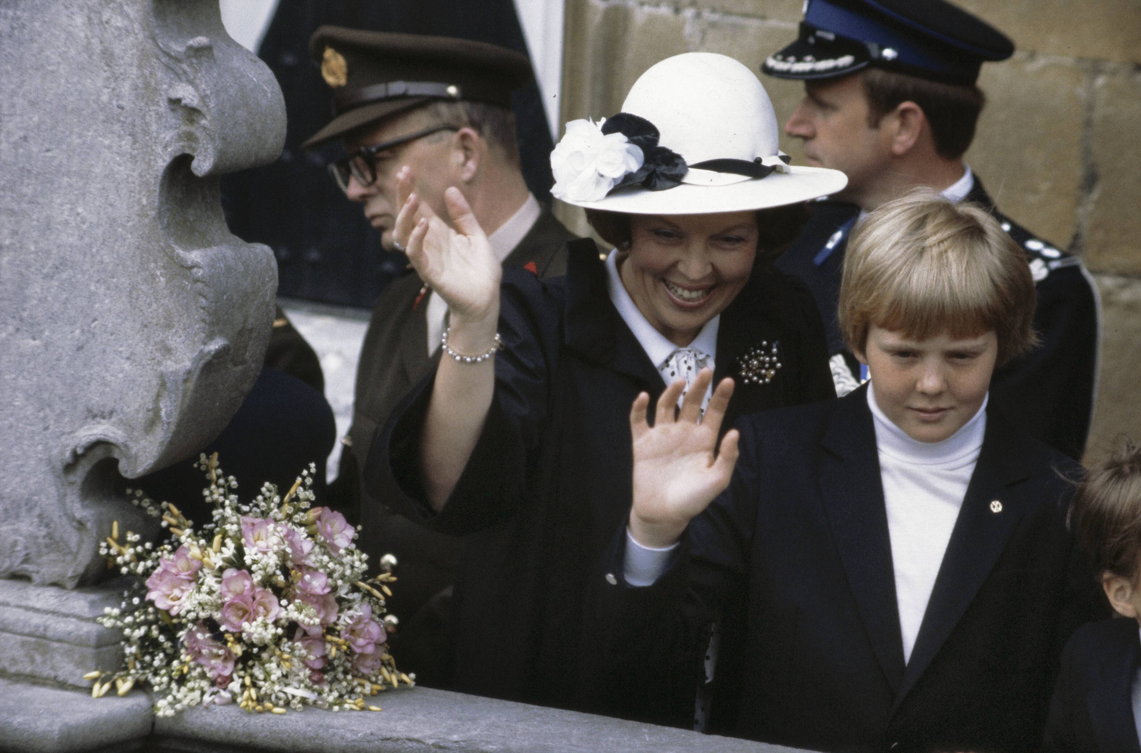 Fotocollectie Anefo — Viering Koninginnedag in Veere; op het bordes van het Stadhuis in Veere vlnr nr. 5a , 7a: Beatrix, Willem Alexander , Claus, Constantijn en Johan Friso / — Foto: Bogaerts, Rob / Anefo. Licentie: Set B: Rechtenvrij / Publiek Domein. Bron: Nationaal Archief. http://hdl.handle.net/10648/ad8a7f4a-d0b4-102d-bcf8-003048976d84