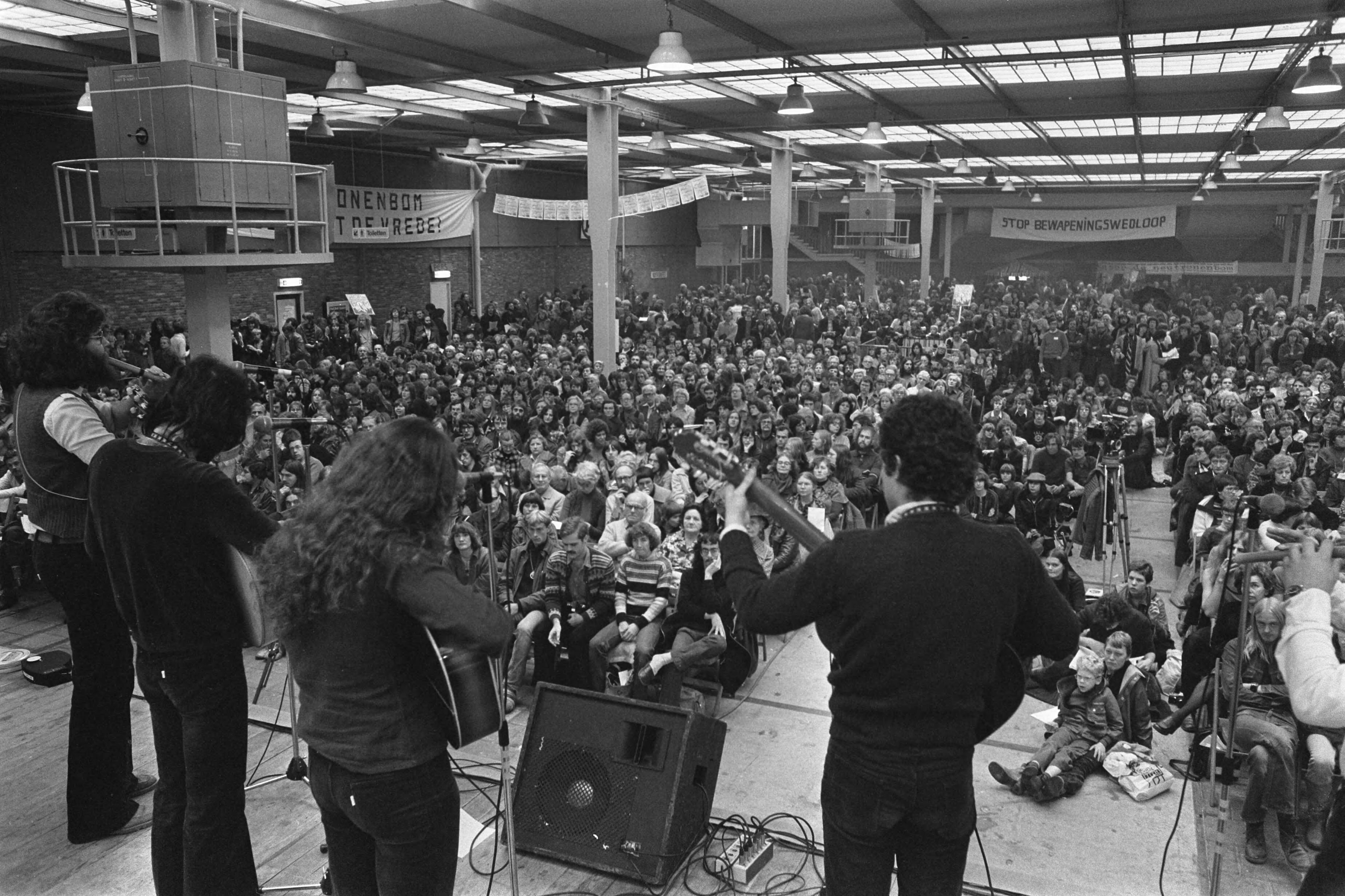 Fotocollectie Anefo — Manifestatie tegen Neutronenbom in Jaarbeurs Utrecht — Foto: Verhoeff, Bert / Anefo. Licentie: Set B: Rechtenvrij / Publiek Domein. Bron: Nationaal Archief. http://hdl.handle.net/10648/aca5c99a-d0b4-102d-bcf8-003048976d84