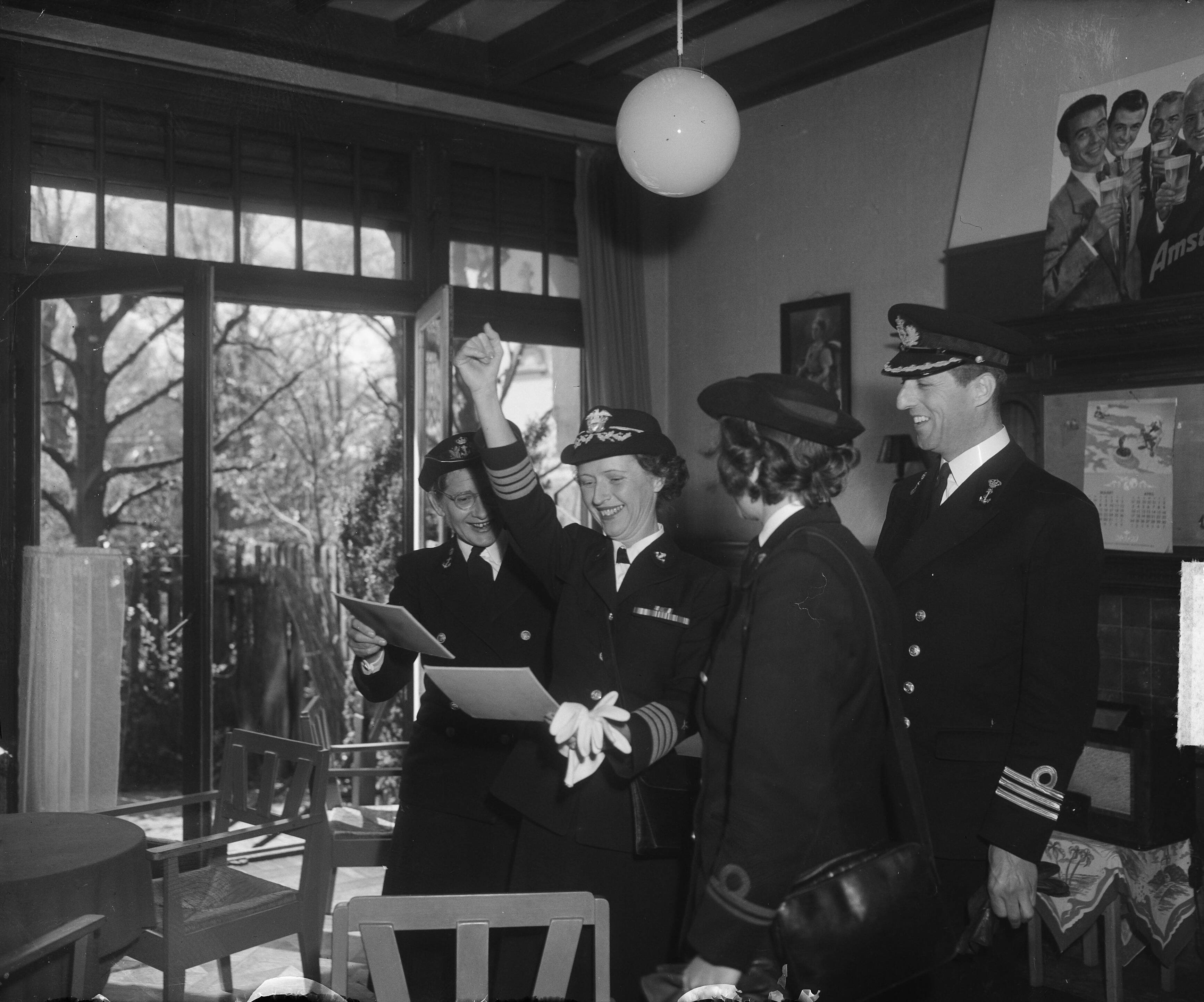 Fotocollectie Anefo — Aankomst Captain Jay B. Hancock (Wave USA Navy) bij Marvo Den Haag — Foto: Merk, Ben / Anefo. Licentie: Set B: Rechtenvrij / Publiek Domein. Bron: Nationaal Archief. http://hdl.handle.net/10648/a8c616fe-d0b4-102d-bcf8-003048976d84