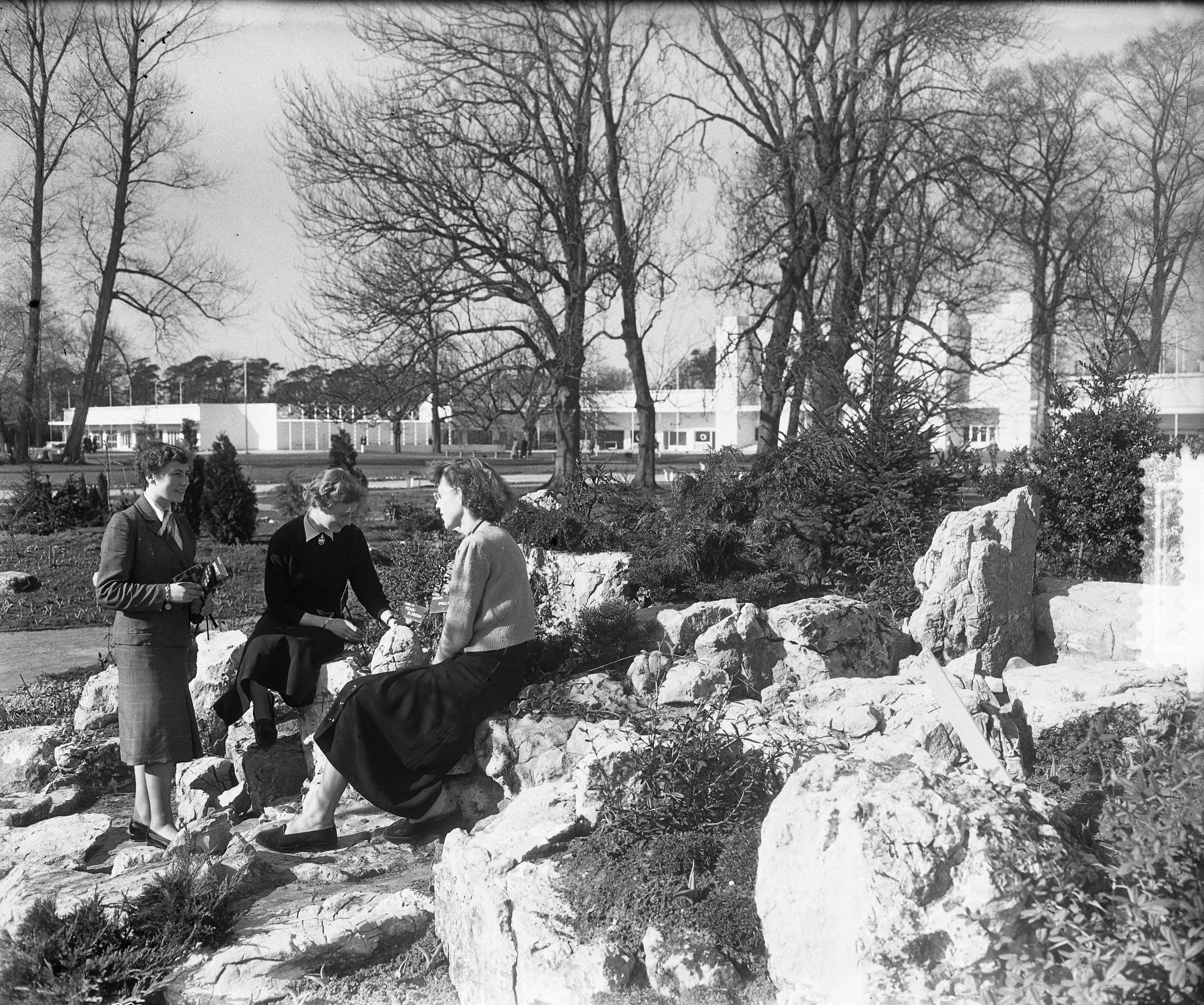 Overzichten bloementuin "Flora" te Heemstede — Overzichten bloementuin "Flora" Heemstede — Foto: Pot, Harry / Anefo. Licentie: Set B: Rechtenvrij / Publiek Domein. Bron: Nationaal Archief. http://hdl.handle.net/10648/a907e87c-d0b4-102d-bcf8-003048976d84