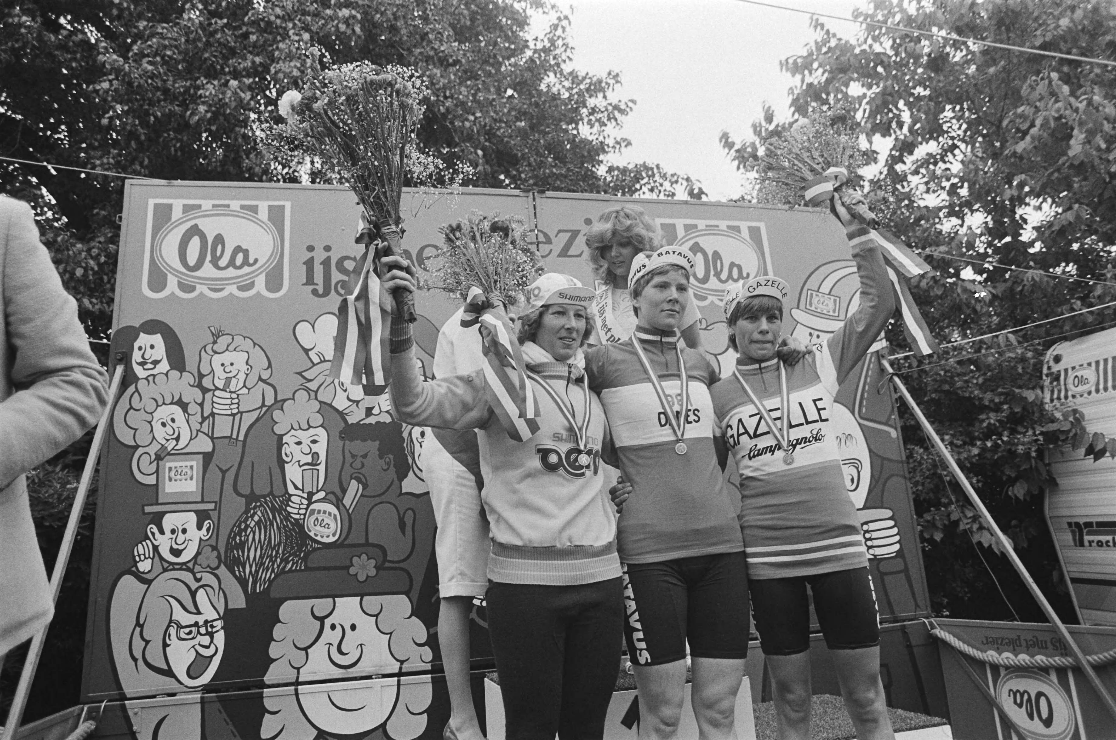 Fotocollectie Anefo — NK wielrennen op de weg te Geulle (amateurs en dames); Tineke. Koole (2e), Hennie Top (nieuwe Ned. kampioen), Leontien van der Lienden (3e) prijsuitreiking — Foto: Dijk, Hans van / Anefo. Licentie: Set B: Rechtenvrij / Publiek Domein. Bron: Nationaal Archief. http://hdl.handle.net/10648/acfe8792-d0b4-102d-bcf8-003048976d84