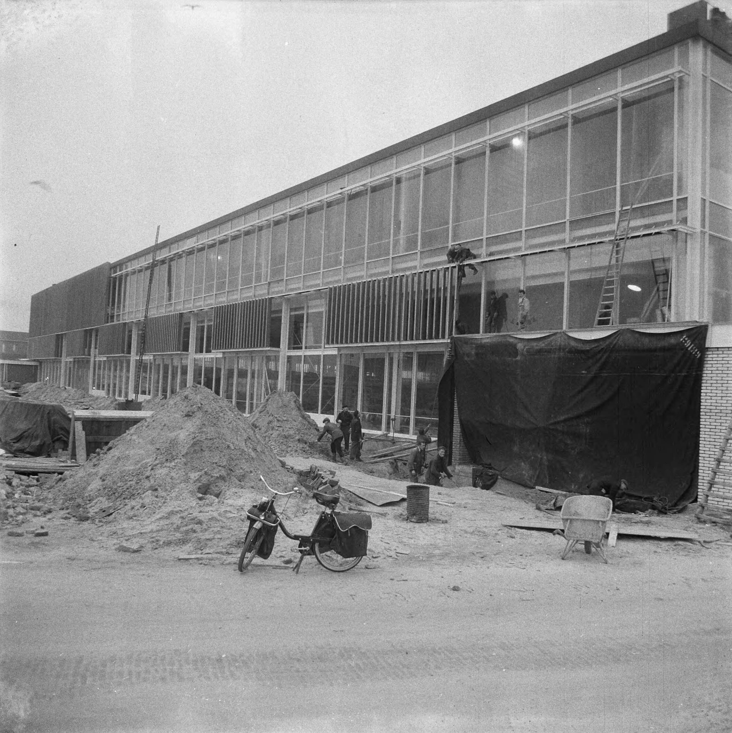 Fotocollectie Anefo — Exterieur van de nieuwe Marijkehal te Utrecht — Foto: Nijs, Jac. de / Anefo. Licentie: Set B: Rechtenvrij / Publiek Domein. Bron: Nationaal Archief. http://hdl.handle.net/10648/a9c6d0de-d0b4-102d-bcf8-003048976d84