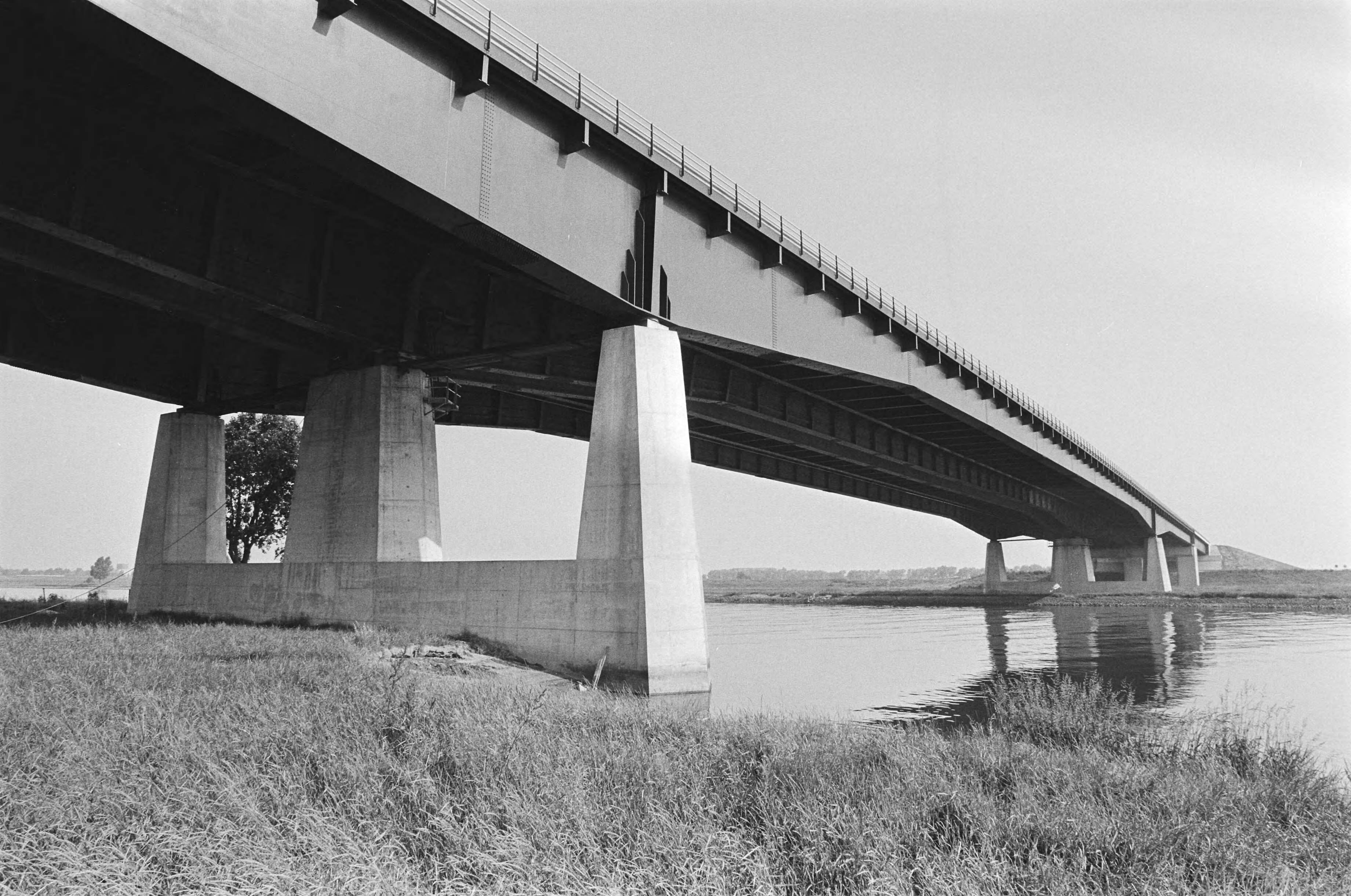 Fotocollectie Anefo — Morgen opent gedeelte snelweg A27 tussen Vianen en nieuwe verkeersplein Lunetten; de nieuwe brug over de Lek — Foto: Antonisse, Marcel / Anefo. Licentie: Set B: Rechtenvrij / Publiek Domein. Bron: Nationaal Archief. http://hdl.handle.net/10648/acfea632-d0b4-102d-bcf8-003048976d84