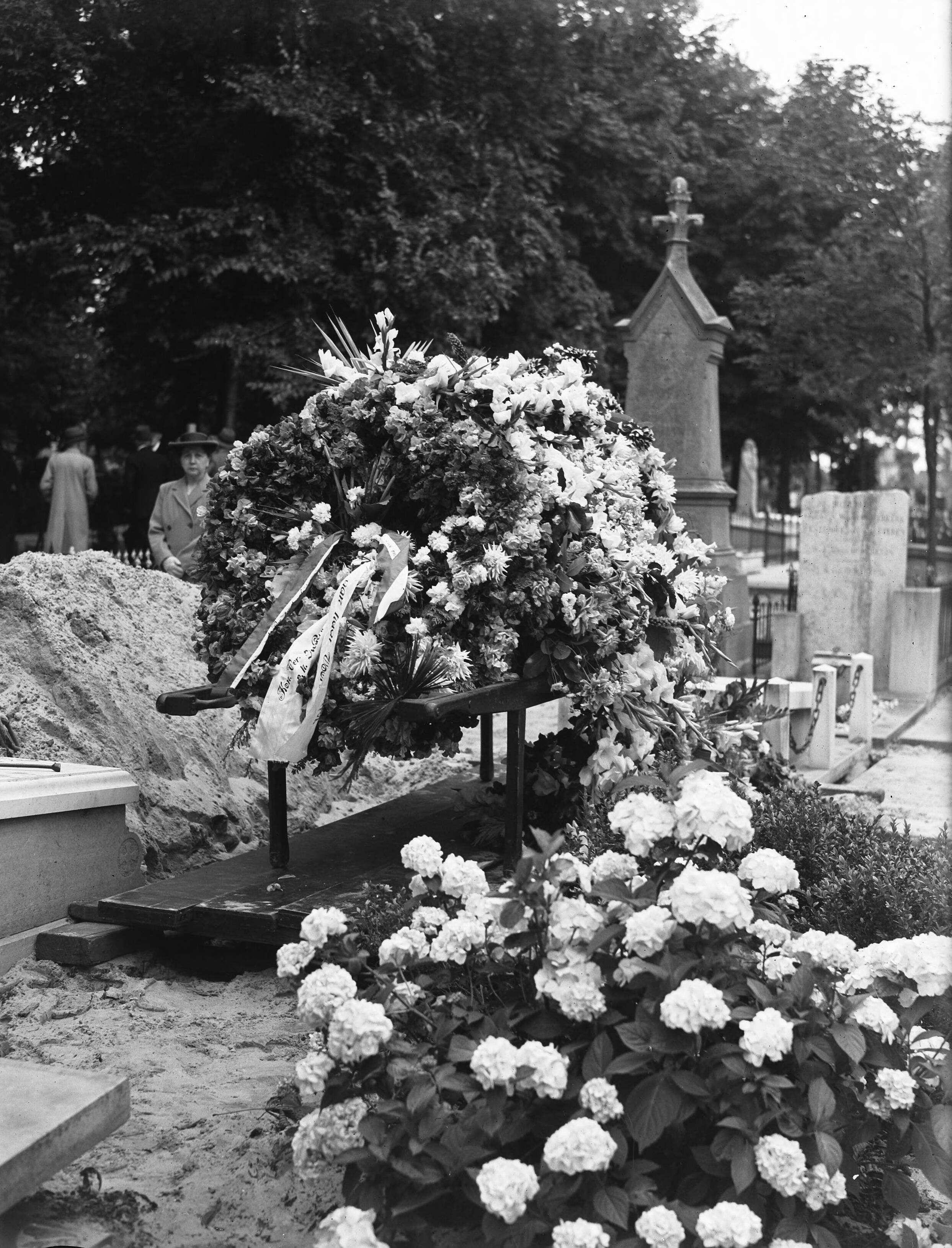 Fotocollectie Anefo — Teraardebestelling generaal b.d. Th. F.J. Muller Massis op begraafplaat Oud Eik en Duinen te Den Haag — Foto: Oorschot, […] van / Anefo. Licentie: Set B: Rechtenvrij / Publiek Domein. Bron: Nationaal Archief. http://hdl.handle.net/10648/a8b9e546-d0b4-102d-bcf8-003048976d84