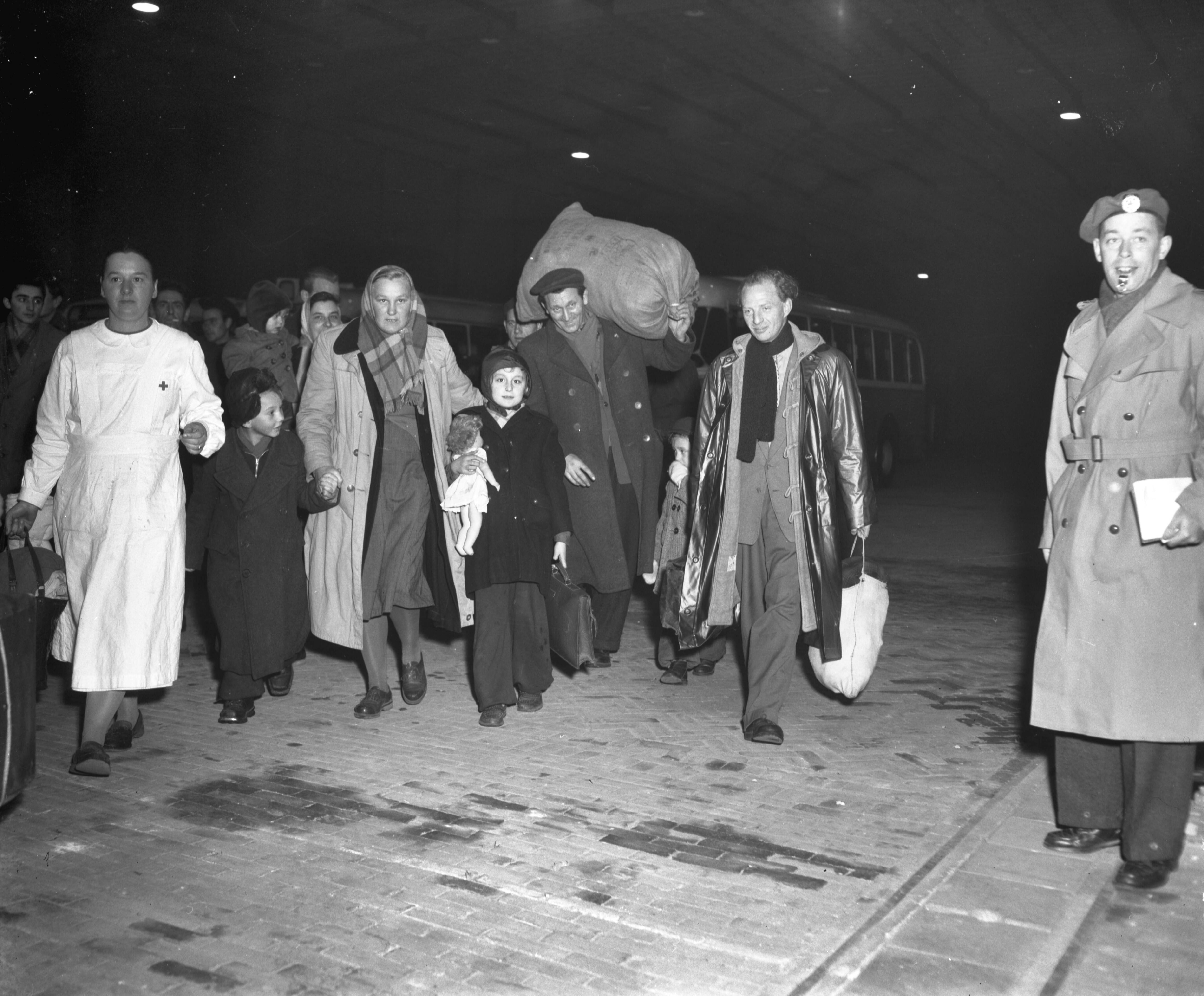 Fotocollectie Anefo — Aankomst Rode Kruistrein met Hongaren te Utrecht. Opvang in de Jaarbeurs — Foto: Behrens, Herbert F. / Anefo. Licentie: Set B: Rechtenvrij / Publiek Domein. Bron: Nationaal Archief. http://hdl.handle.net/10648/a952b334-d0b4-102d-bcf8-003048976d84