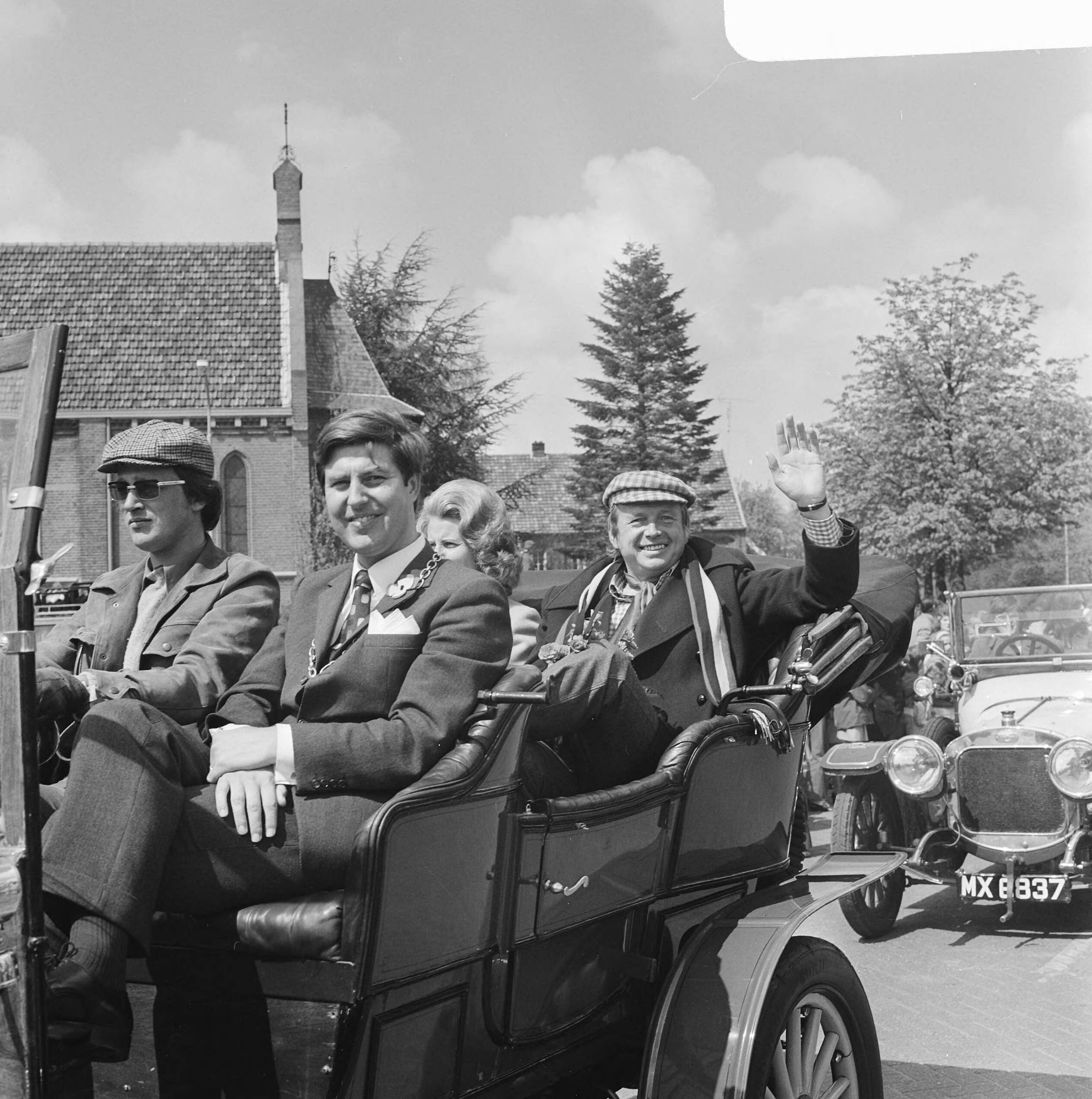 Fotocollectie Anefo — Toon Hermansdag in Haaren, Toon Hermans tijdens rondrit — Foto: Mieremet, Rob / Anefo. Licentie: Set B: Rechtenvrij / Publiek Domein. Bron: Nationaal Archief. http://hdl.handle.net/10648/ac2c0a9c-d0b4-102d-bcf8-003048976d84