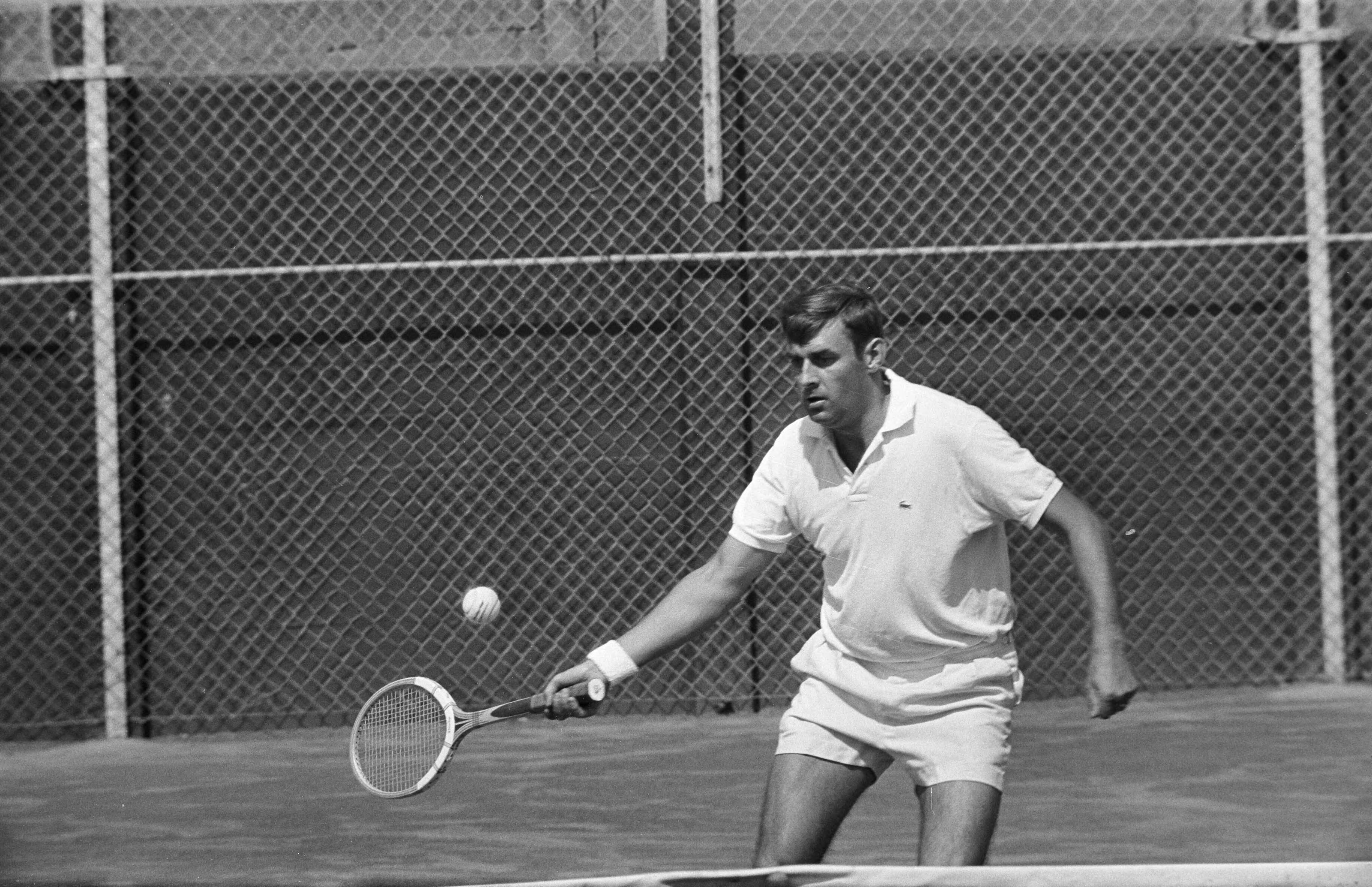 Fotocollectie Anefo — Nationale tenniskampioenschappen op Mets-banen te Scheveningen: P. Van Eysden aktie — Foto: Koch, Eric / Anefo. Licentie: Set B: Rechtenvrij / Publiek Domein. Bron: Nationaal Archief. http://hdl.handle.net/10648/ab75c994-d0b4-102d-bcf8-003048976d84