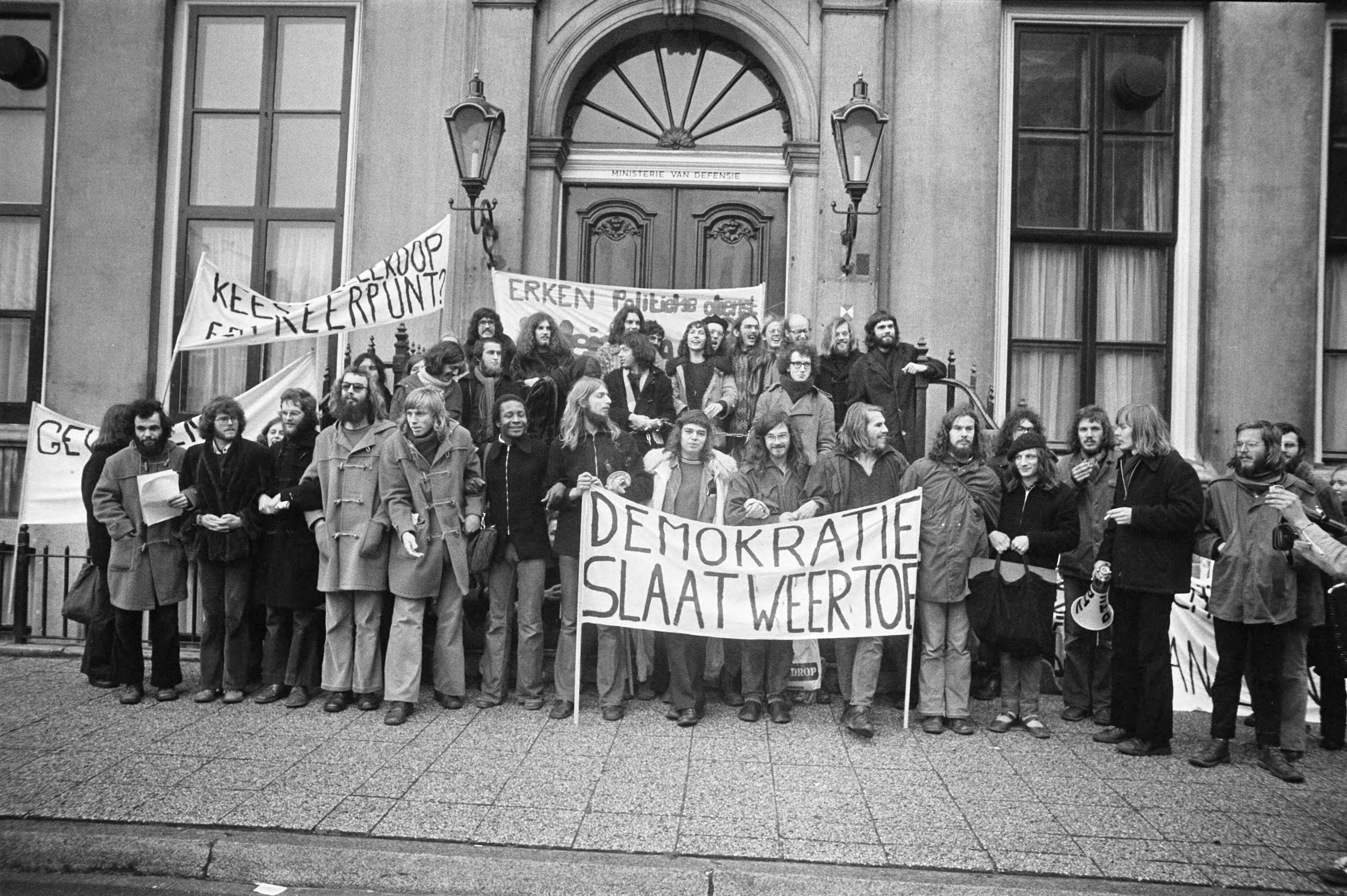 Fotocollectie Anefo — Demonstratie voor vrijlating van Kees Vellekoop (die om politieke redenen dienst weigert) voor Min. van Defensie in Den Haag ; demonstranten voor het — Foto: Peters, Hans / Anefo. Licentie: Set B: Rechtenvrij / Publiek Domein. Bron: Nationaal Archief. http://hdl.handle.net/10648/ac5c26be-d0b4-102d-bcf8-003048976d84