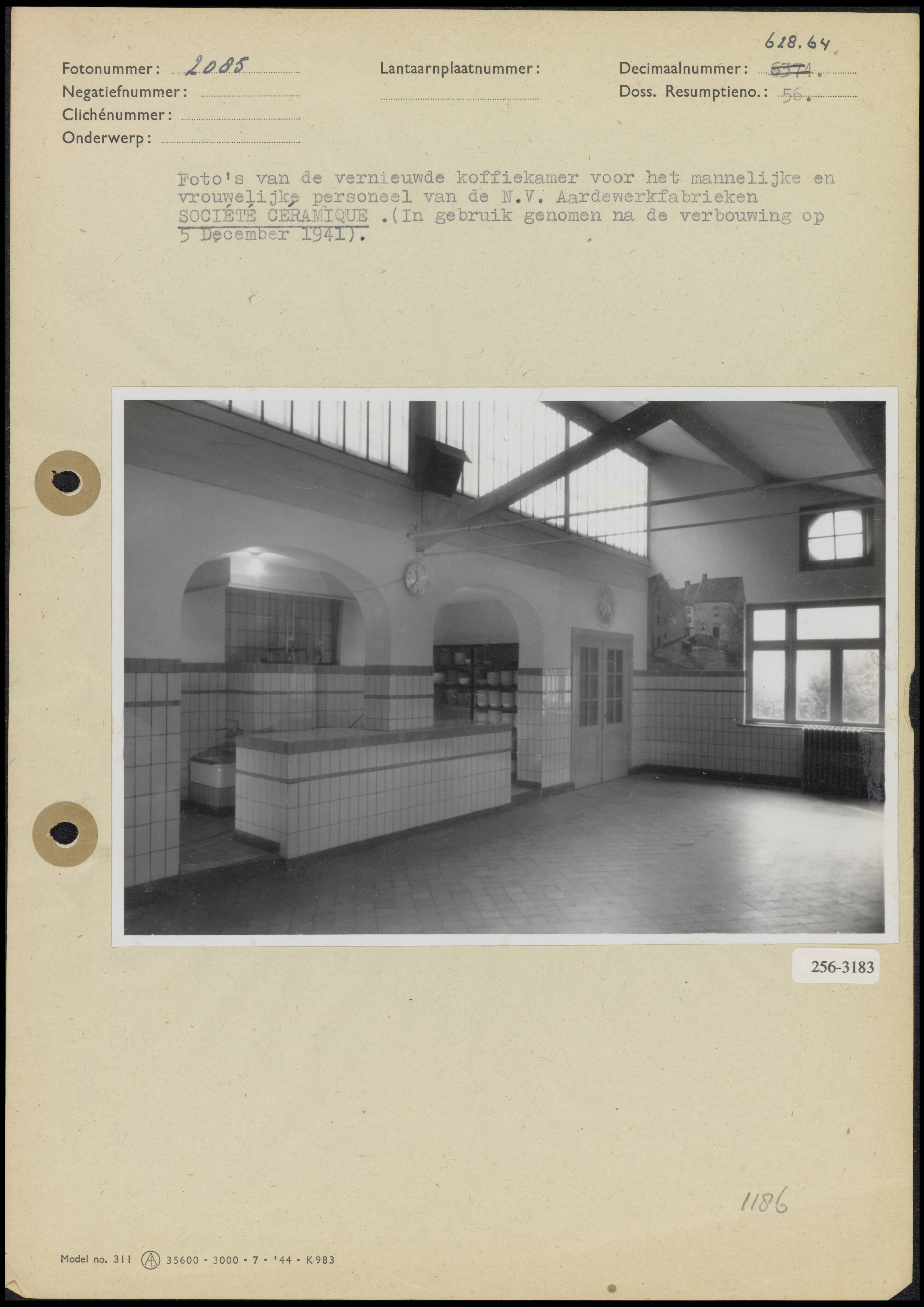 Schaftlokalen en kantines — Vernieuwde koffiekamer voor het mannelijke en vrouwelijke personeel van NV Aardewerkfabrieken Société Céramique; in gebruik genomen na de verbouwing op 5 december 1941 — Foto: Onbekend / Publiek Domein of Rechtenvrij. Licentie: Set B: Rechtenvrij / Publiek Domein. Bron: Nationaal Archief. http://hdl.handle.net/10648/b0162318-d0b4-102d-bcf8-003048976d84