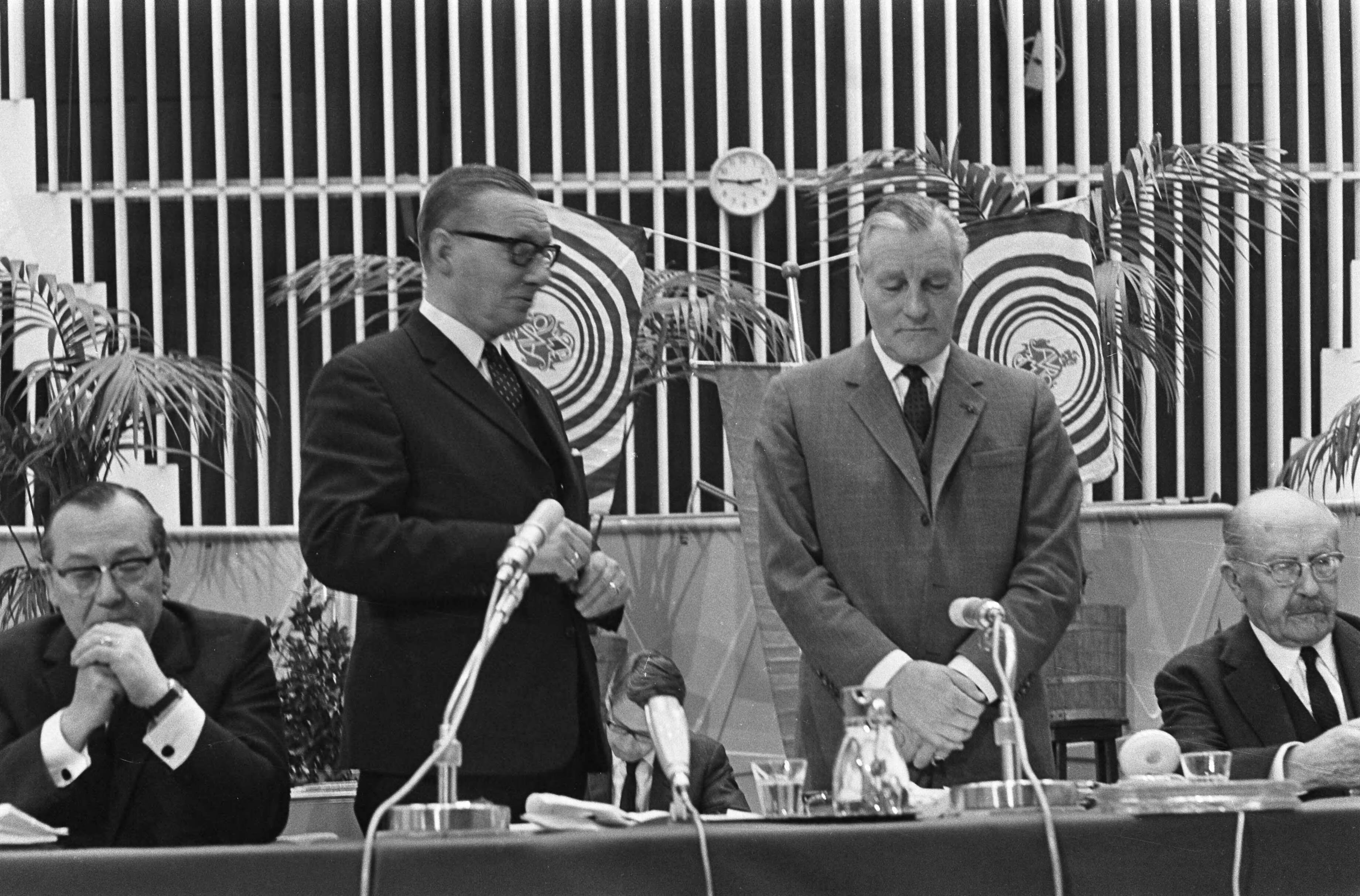 Fotocollectie Anefo — Buitengewone Algemene Vergadering van de AVRO in Hilversum, rechts de herkozen voorzitter mr. dr. L.H. Slotemaker — Foto: Merk, Ben / Anefo. Licentie: Set B: Rechtenvrij / Publiek Domein. Bron: Nationaal Archief. http://hdl.handle.net/10648/ab0f2cc0-d0b4-102d-bcf8-003048976d84