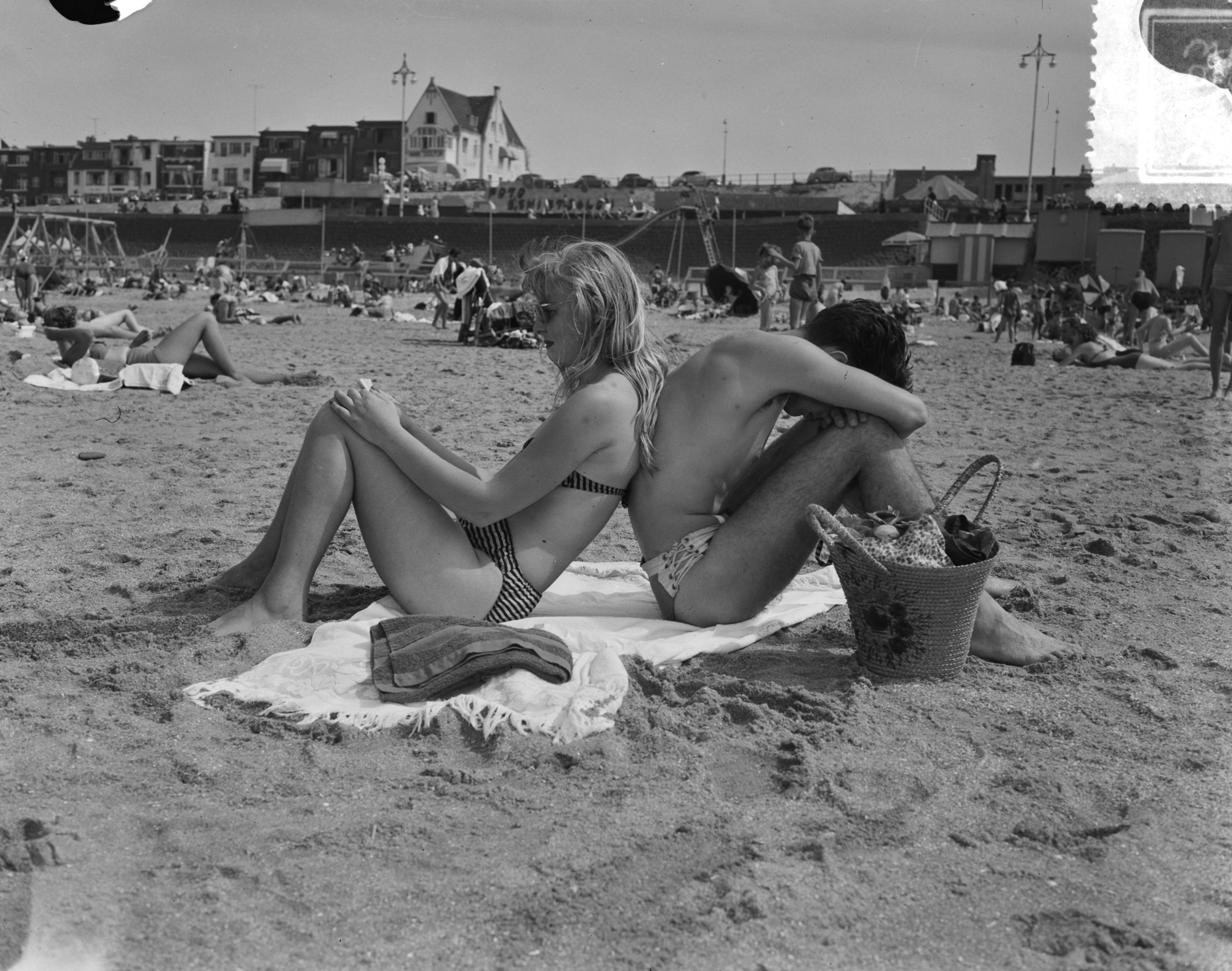 Fotocollectie Anefo — Hete dag aan het strand van Scheveningen. "Te warm voor de liefde" — Foto: Duinen, G.W. van / Anefo. Licentie: Set B: Rechtenvrij / Publiek Domein. Bron: Nationaal Archief. http://hdl.handle.net/10648/a910eb7a-d0b4-102d-bcf8-003048976d84