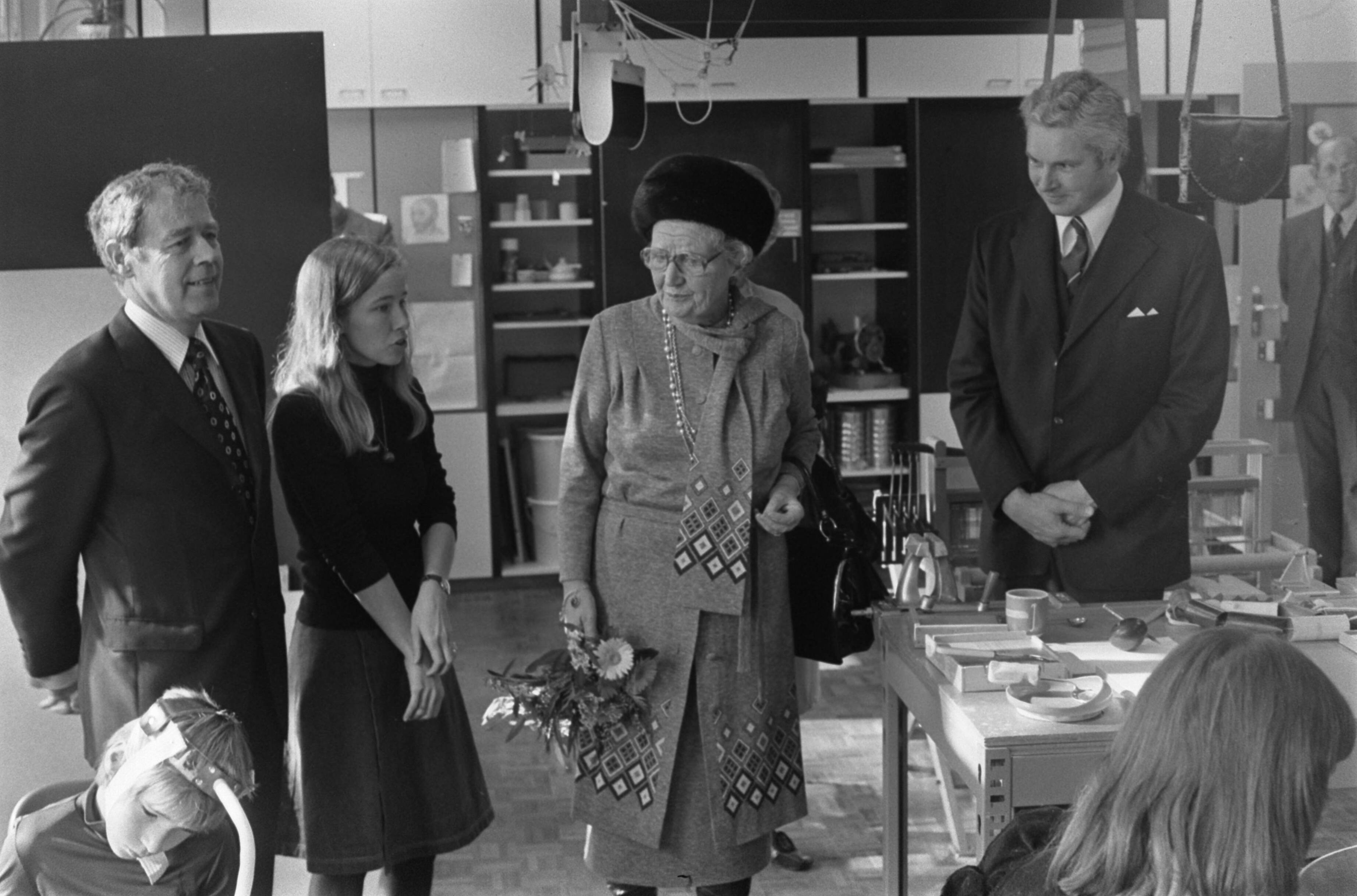 Fotocollectie Anefo — koningin Juliana bezoekt provincie Zeeland, aan het zeehospitium in Oostkapelle — Foto: Verhoeff, Bert / Anefo. Licentie: Set B: Rechtenvrij / Publiek Domein. Bron: Nationaal Archief. http://hdl.handle.net/10648/ac8e141c-d0b4-102d-bcf8-003048976d84