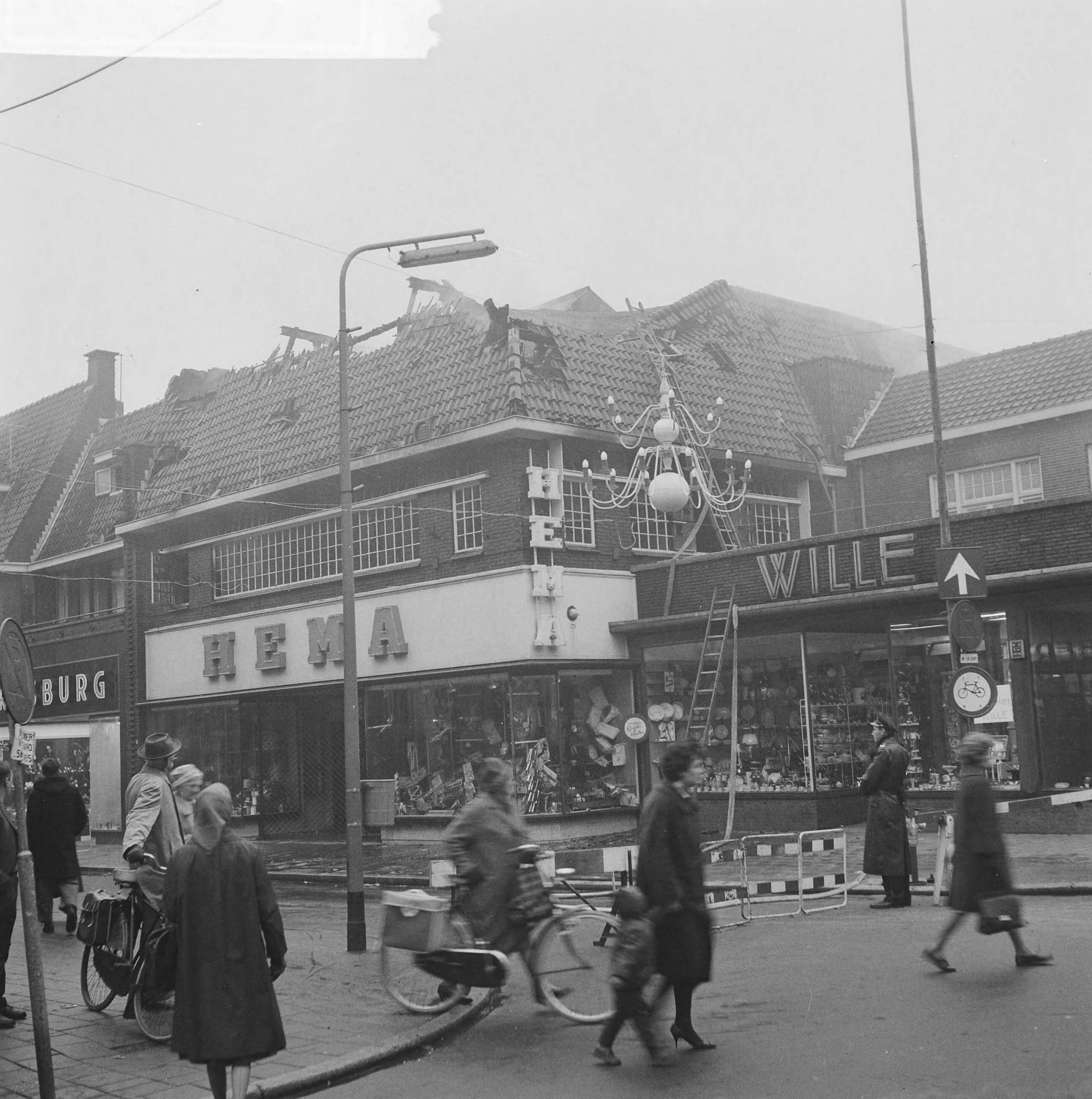 Fotocollectie Anefo — Hema-filiaal te Hilversum door brand vernield. Het vernielde pand aan de Kerkstraat — Foto: Nijs, Jac. de / Anefo. Licentie: Set B: Rechtenvrij / Publiek Domein. Bron: Nationaal Archief. http://hdl.handle.net/10648/aa4ff8d2-d0b4-102d-bcf8-003048976d84