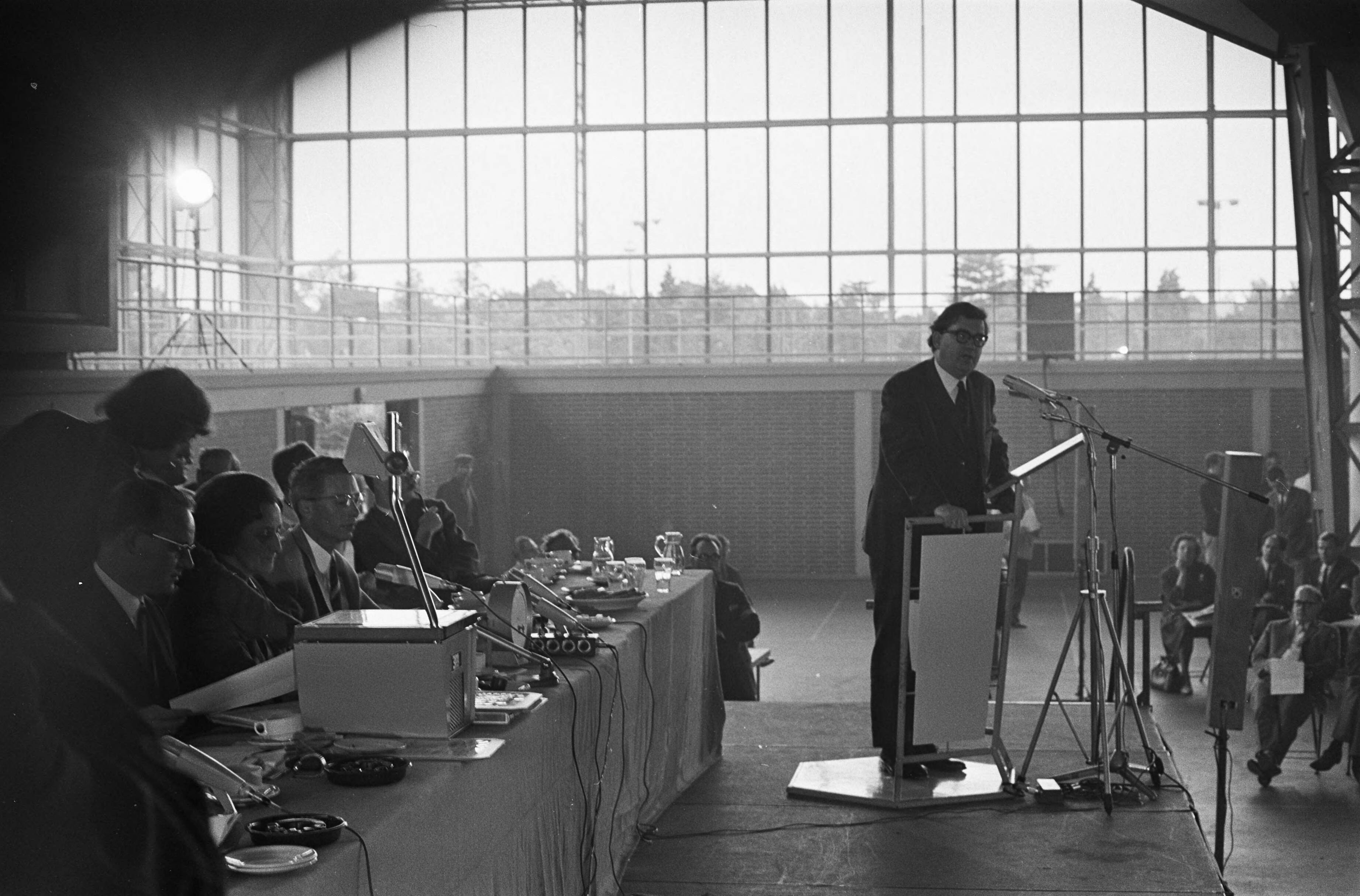 Fotocollectie Anefo — Algemene Ledenvergadering VPRO in Expohal Hilversum. Overzicht — Foto: Nijs, Jac. de / Anefo. Licentie: Set B: Rechtenvrij / Publiek Domein. Bron: Nationaal Archief. http://hdl.handle.net/10648/ab44e798-d0b4-102d-bcf8-003048976d84