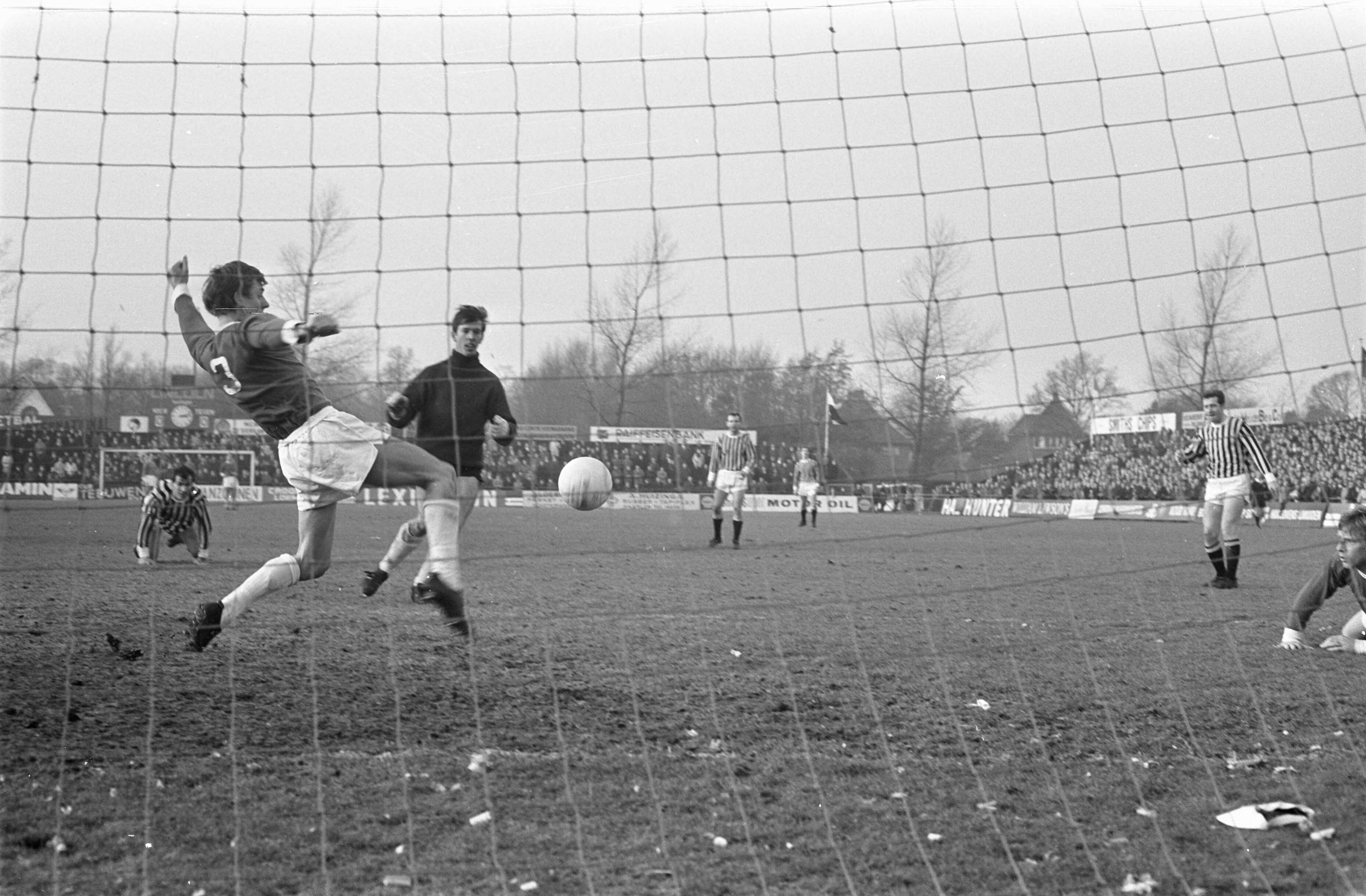 Fotocollectie Anefo — RCH tegen Vitesse 1-0 spelmoment, met donkere trui RCH keeper Bes — Foto: Verhoeff, Bert / Anefo. Licentie: Set B: Rechtenvrij / Publiek Domein. Bron: Nationaal Archief. http://hdl.handle.net/10648/ab5a18fc-d0b4-102d-bcf8-003048976d84