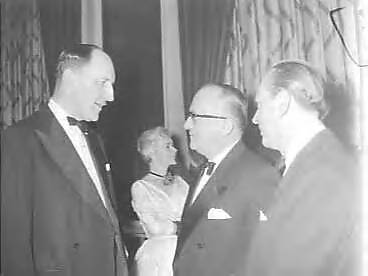 Fotocollectie Anefo — Diner van de Buitenlandse Persvereniging in het Kurhaus te Scheveningen. Minister van Buitenlandse Zaken mr. J.M.A.H. Luns in gesprek met prof. dr. Walter Hallstein, voorzitter van de Europese Commissie — Foto: Bilsen, Joop van / Anefo. Licentie: Set B: Rechtenvrij / Publiek Domein. Bron: Nationaal Archief. http://hdl.handle.net/10648/a98c9dc4-d0b4-102d-bcf8-003048976d84