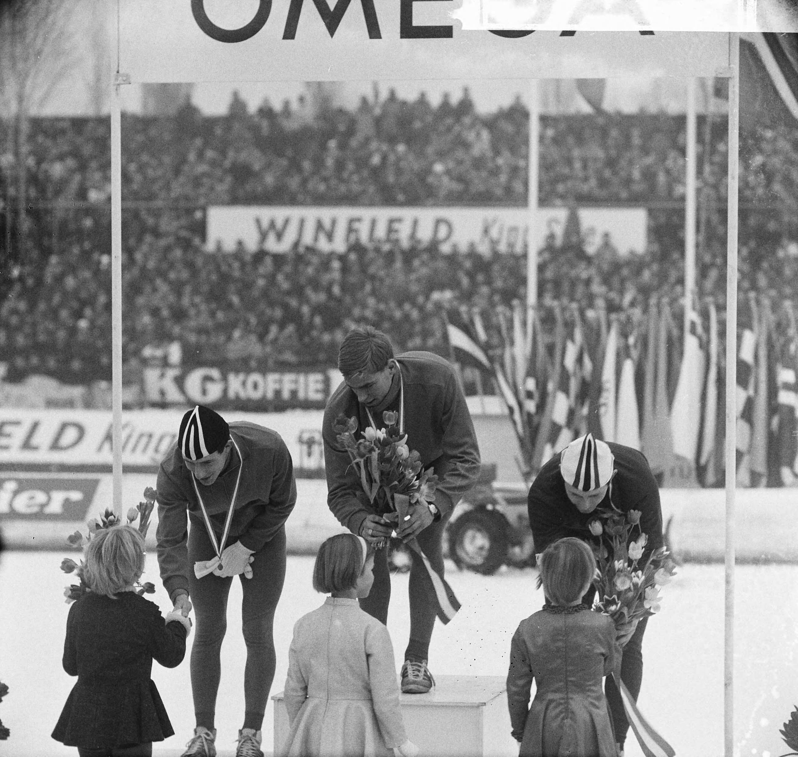 Fotocollectie Anefo — Europese Schaatskampioenschappen te Deventer, Verkerk, Schenk en Kaplan — Foto: Nijs, Jac. de / Anefo. Licentie: Set B: Rechtenvrij / Publiek Domein. Bron: Nationaal Archief. http://hdl.handle.net/10648/aad82036-d0b4-102d-bcf8-003048976d84
