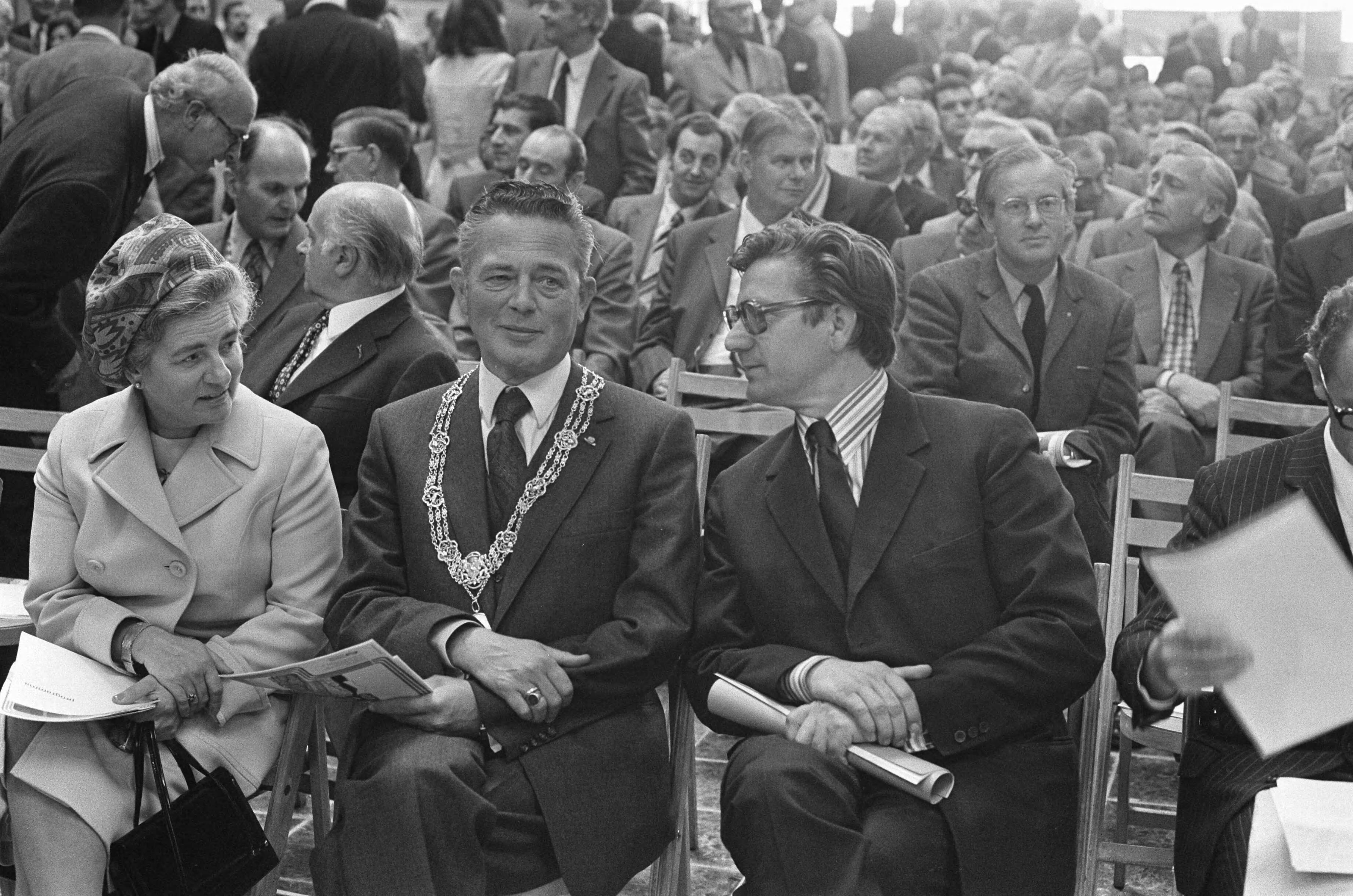 Fotocollectie Anefo — Station NS te Den Haag , als vervanging staatsspoor, geopend, nummer 11A en 12A Marijnen en Westerterp — Foto: Verhoeff, Bert / Anefo. Licentie: Set B: Rechtenvrij / Publiek Domein. Bron: Nationaal Archief. http://hdl.handle.net/10648/ac37ed6c-d0b4-102d-bcf8-003048976d84