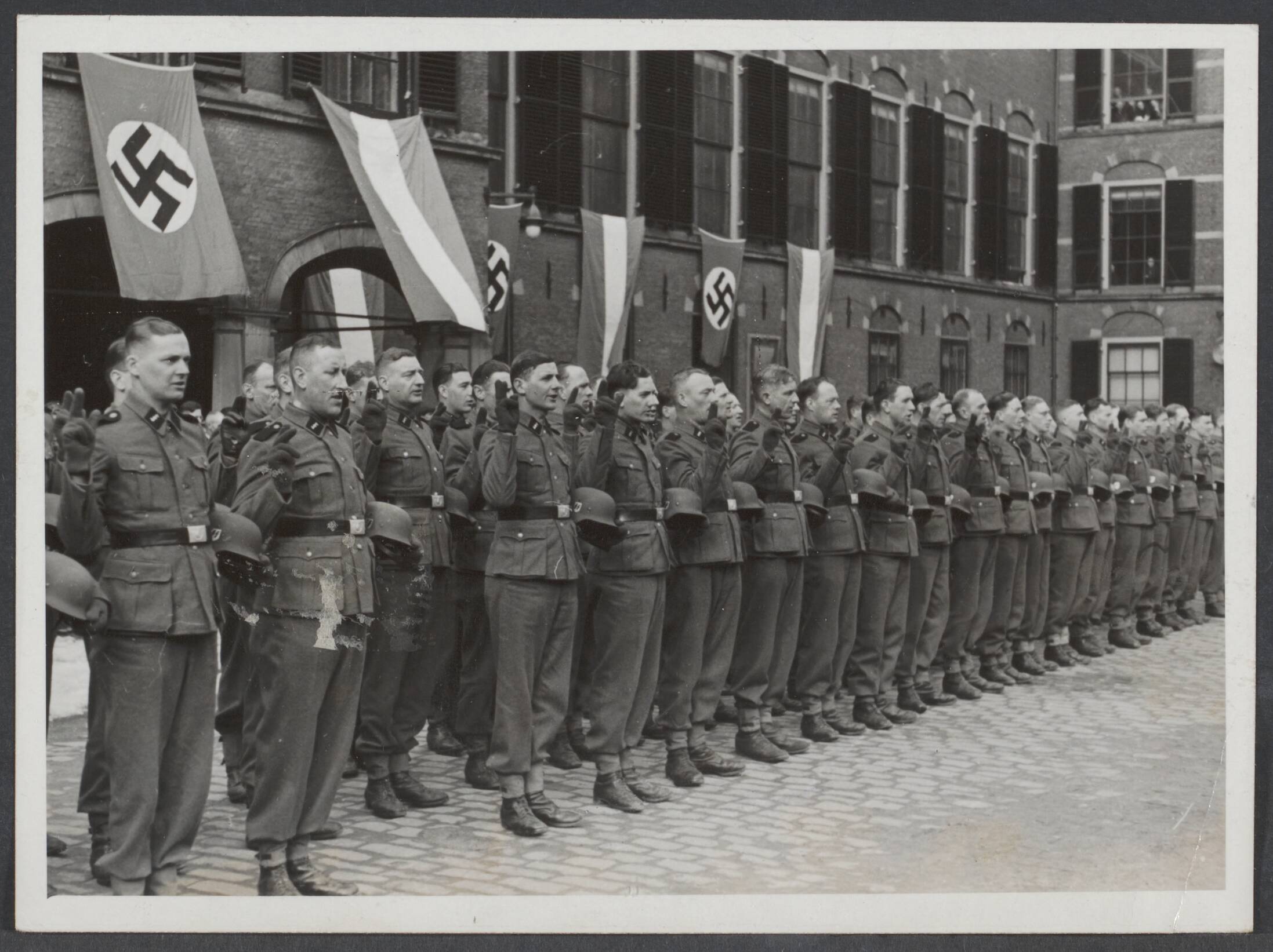 Vrijwilligers Legioen Nederland — Beëdiging van de Nederladse Ambulance voor hun vertrek naar het front op het Binnenhof te Den Haag — Foto: Mol, W.F.M. / Stapf Bilderdienst (1). Licentie: Set B: Rechtenvrij / Publiek Domein. Bron: Nationaal Archief. http://hdl.handle.net/10648/9b1994cb-74ad-296f-d1a1-d688ab8bb513