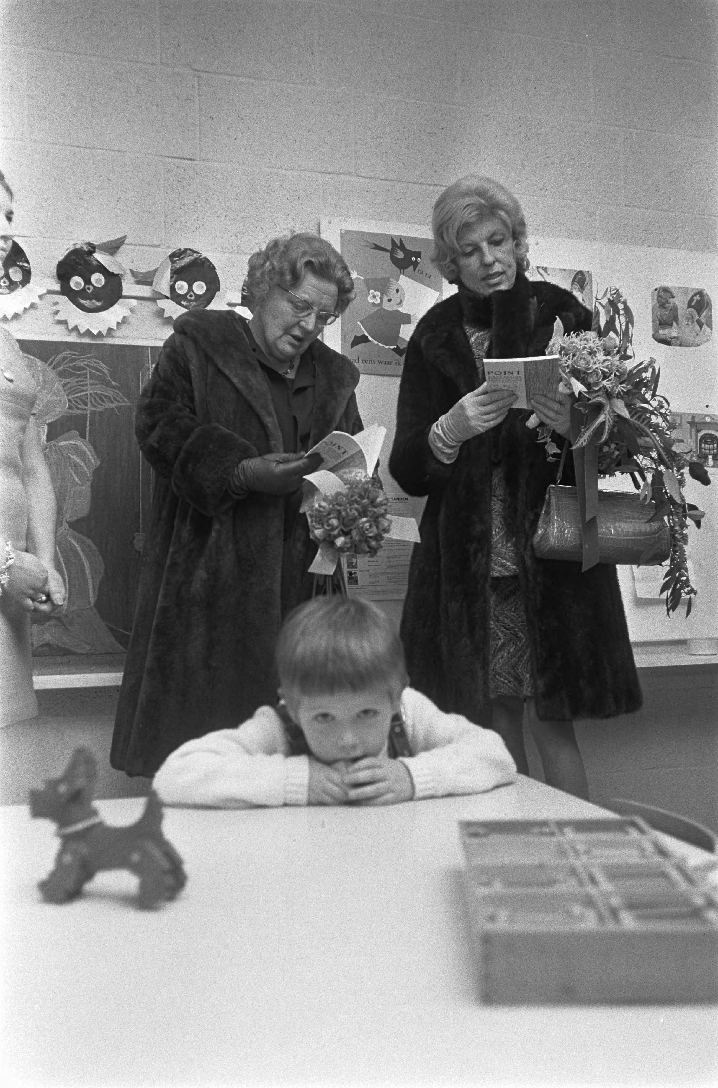 Fotocollectie Anefo — Koningin Juliana en Claude Pompidou-Cahour bezoeken de Waalse school in Mariahoeve, Den Haag — Foto: Koch, Eric / Anefo. Licentie: Set B: Rechtenvrij / Publiek Domein. Bron: Nationaal Archief. http://hdl.handle.net/10648/ab845ba8-d0b4-102d-bcf8-003048976d84