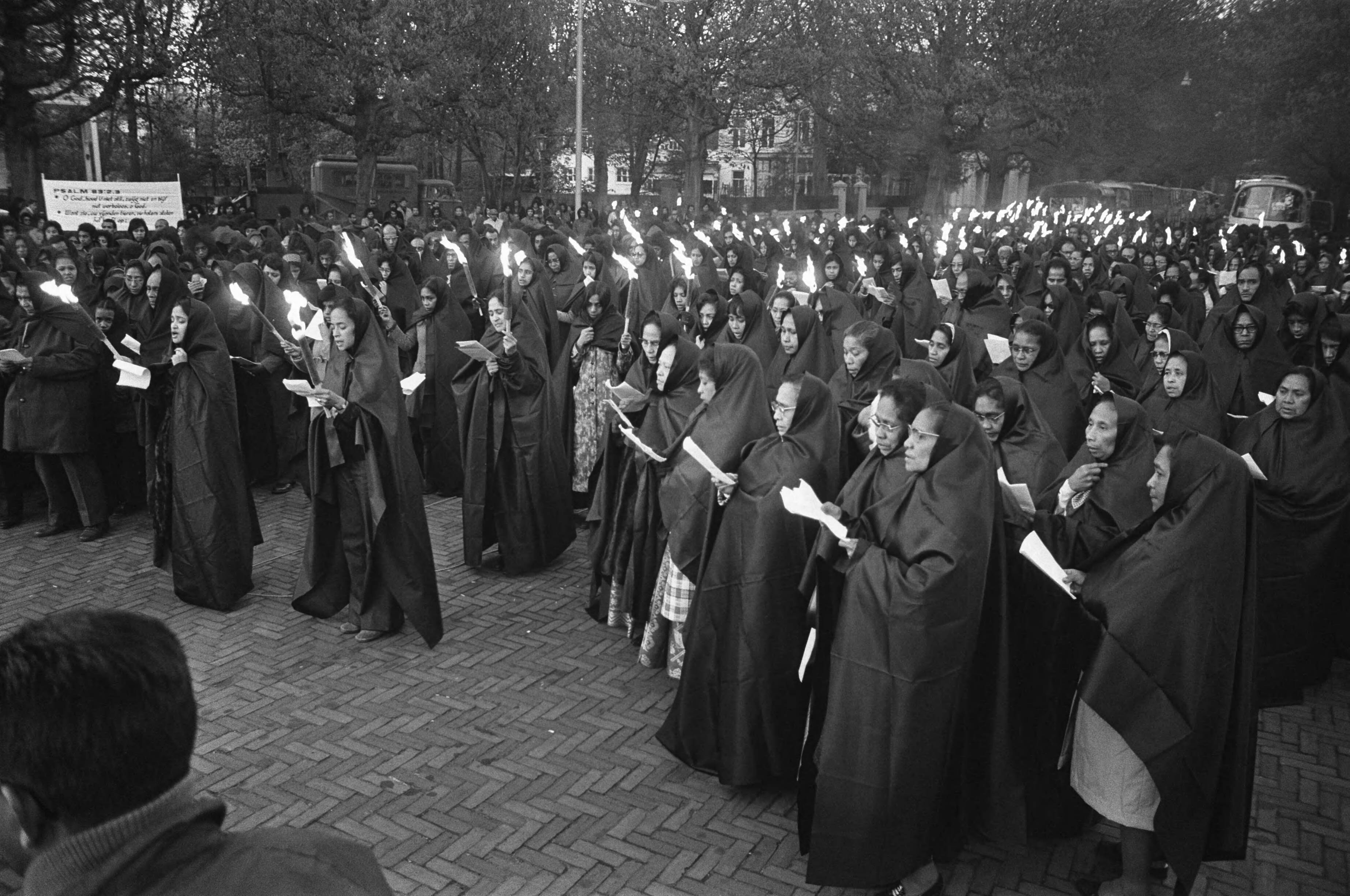 Zuid-Molukkers houden een bijeenkomst in Houtrusthal te Den Haag i.v.m. 22 jarig bestaan Republiek der Zuid-Molukkers — Zuid-Molukkers houden klaagdienst op Plein 1813 in Den Haag — Foto: Fotograaf Onbekend / Anefo. Licentie: Set B: Rechtenvrij / Publiek Domein. Bron: Nationaal Archief. http://hdl.handle.net/10648/abe7ec54-d0b4-102d-bcf8-003048976d84