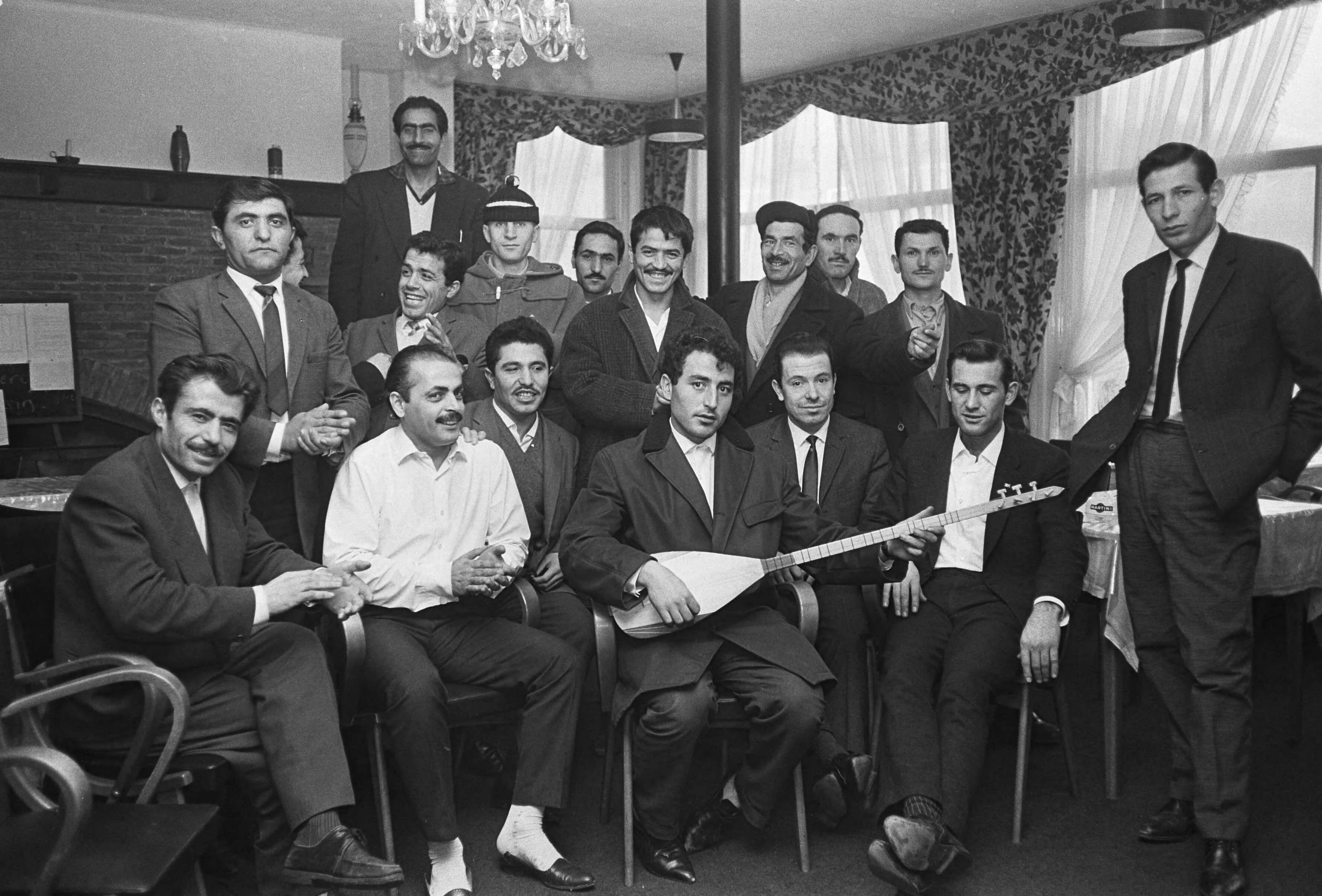 Fotocollectie Anefo — Stakende Turken bij het Zaanse bouwbedrijf NV Indeco Coignet , de Turken in een hotel te Zandvoort — Foto: Koch, Eric / Anefo. Licentie: Set B: Rechtenvrij / Publiek Domein. Bron: Nationaal Archief. http://hdl.handle.net/10648/aa8d6c80-d0b4-102d-bcf8-003048976d84