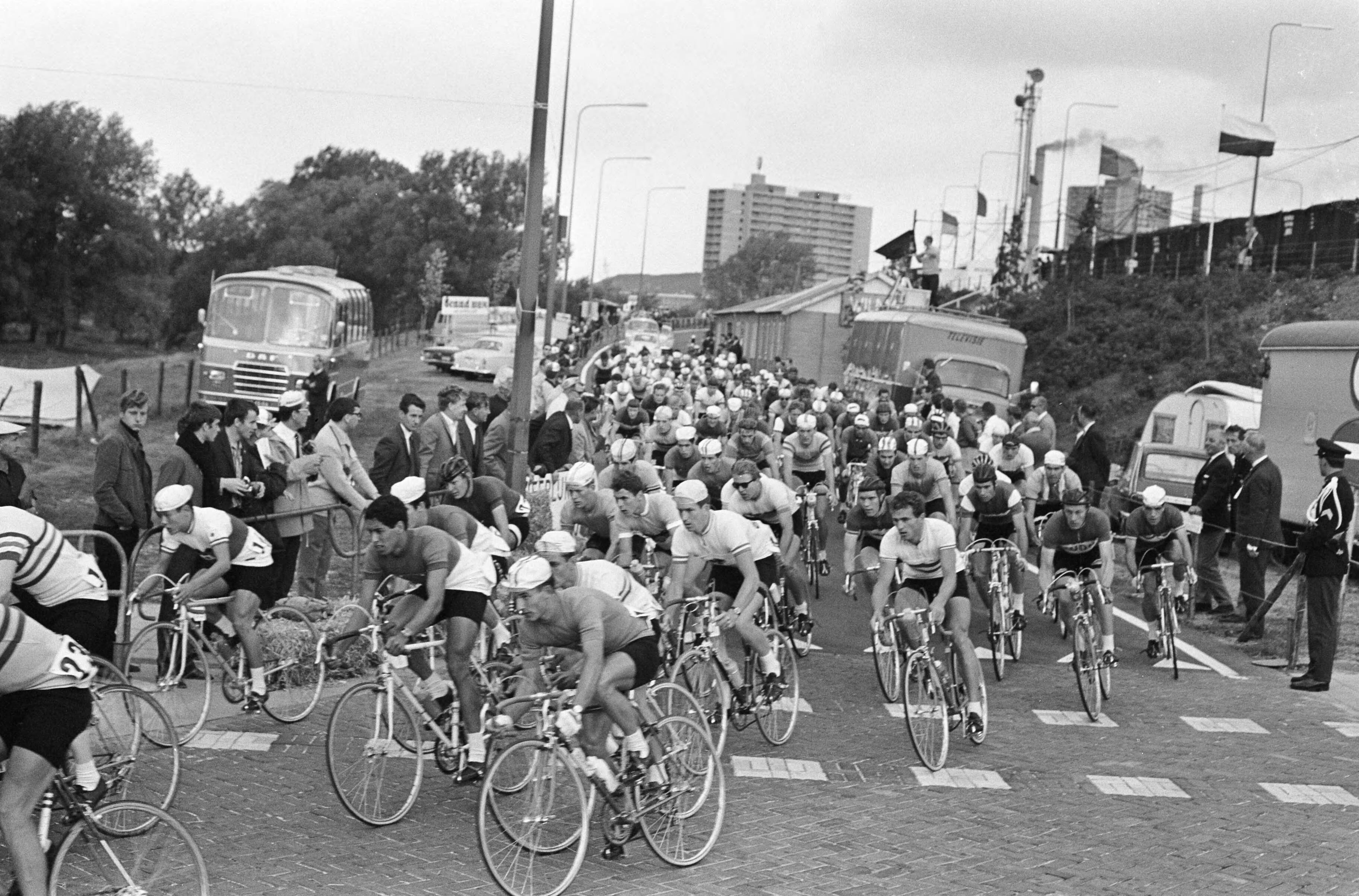 Fotocollectie Anefo — WK Wielrennen te Heerlen. De renners in aktie — Foto: Nijs, Jac. de / Anefo. Licentie: Set B: Rechtenvrij / Publiek Domein. Bron: Nationaal Archief. http://hdl.handle.net/10648/ab25eb5e-d0b4-102d-bcf8-003048976d84