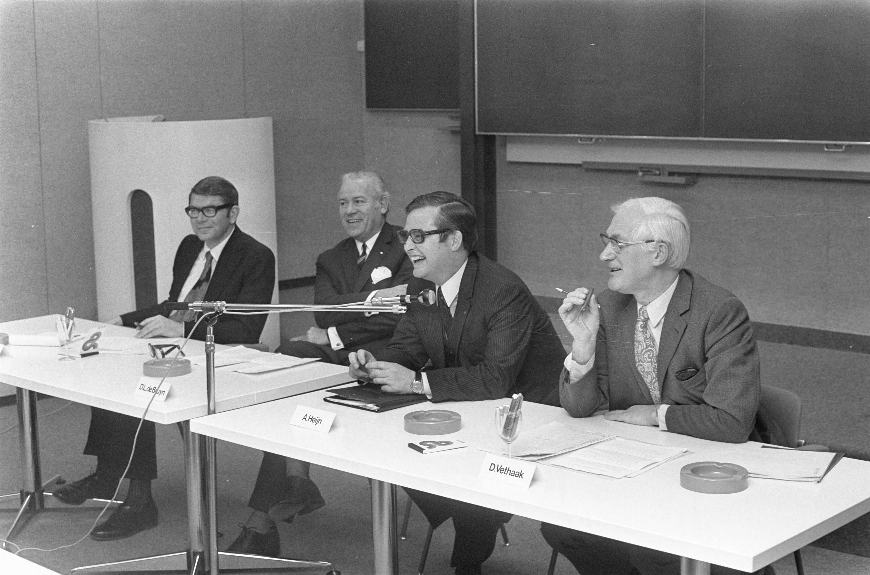 Fotocollectie Anefo — Persconferentie over fusie Albert Heyn en Simon de Wit in Zaandam — Foto: Verhoeff, Bert / Anefo. Licentie: Set B: Rechtenvrij / Publiek Domein. Bron: Nationaal Archief. http://hdl.handle.net/10648/abe1d706-d0b4-102d-bcf8-003048976d84