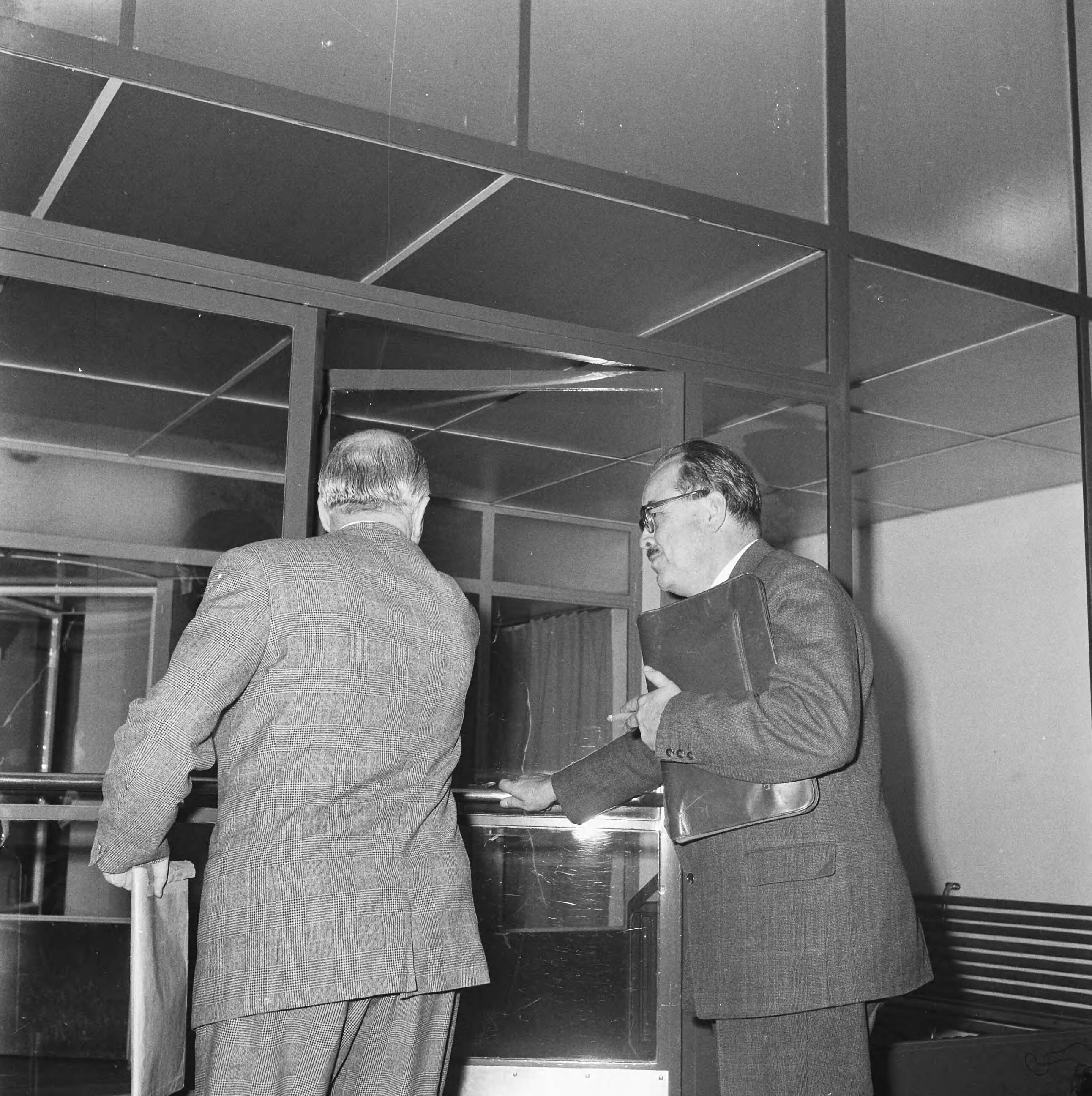 Fotocollectie Anefo — In de AVRO-studio te Hilversum werd een Algemene Bestuursvergadering van de AVRO gehouden — Foto: Nijs, Jac. de / Anefo. Licentie: Set B: Rechtenvrij / Publiek Domein. Bron: Nationaal Archief. http://hdl.handle.net/10648/aa1e0e4e-d0b4-102d-bcf8-003048976d84