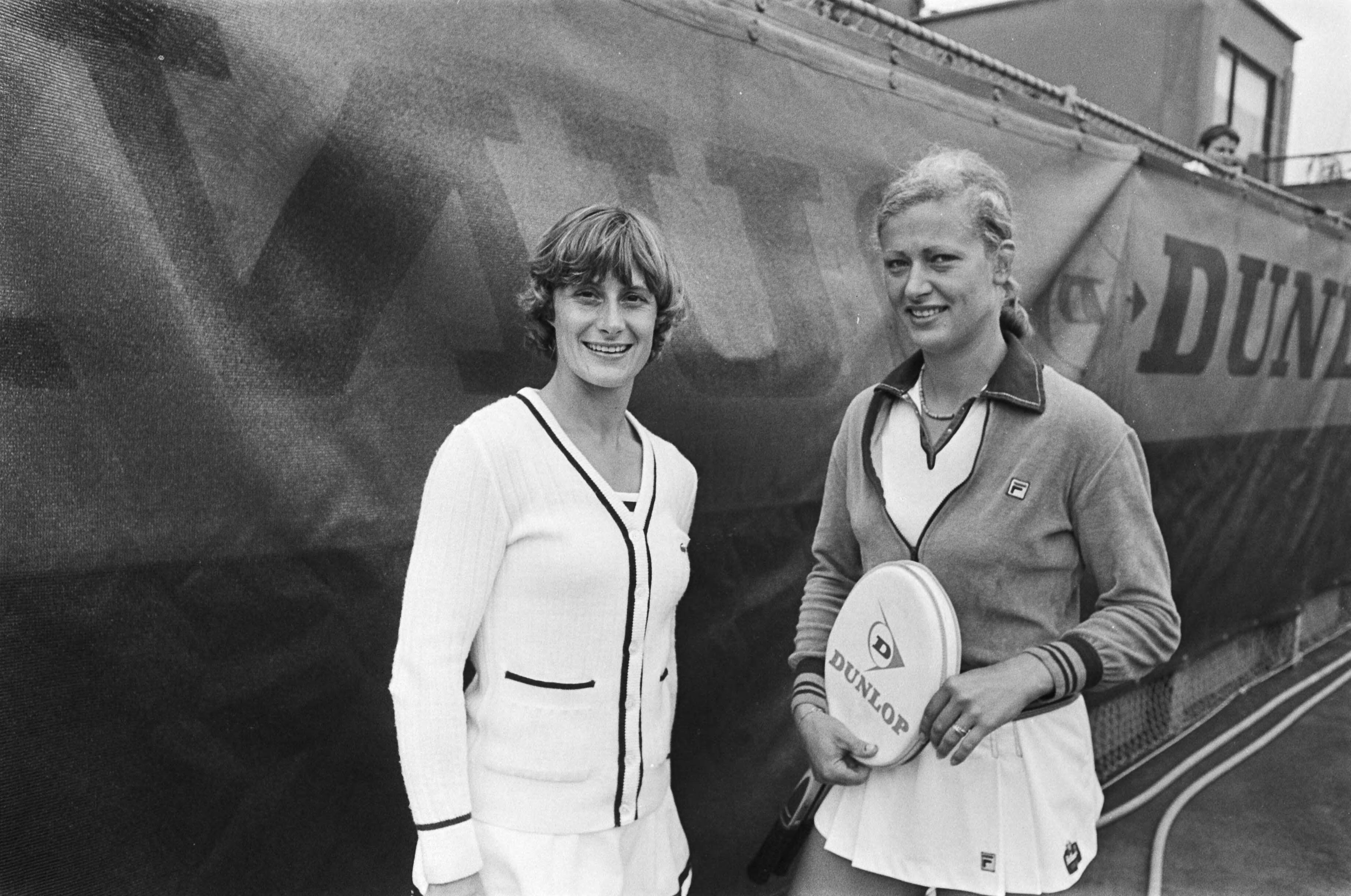 Fotocollectie Anefo — Nationale tenniskampioenschappen Scheveningen; Marijke Schaar (l) en Elly Vessies — Foto: Peters, Hans / Anefo. Licentie: Set B: Rechtenvrij / Publiek Domein. Bron: Nationaal Archief. http://hdl.handle.net/10648/aca0f8a2-d0b4-102d-bcf8-003048976d84