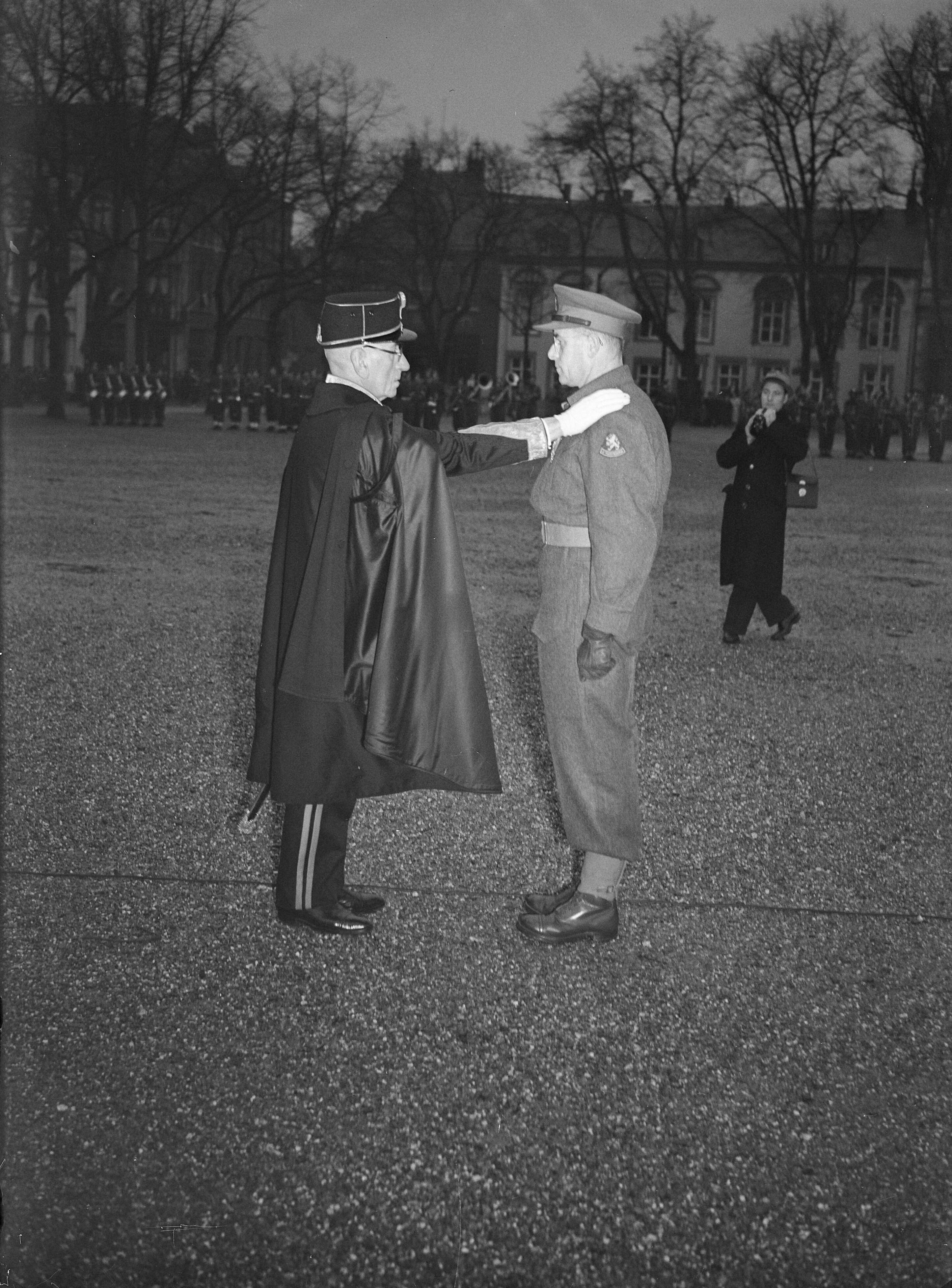 Fotocollectie Anefo — Uitreiking onderscheidingen door Prins Bernhard op het Vrijthof te Maastricht. Ir. A. Paulen, hoofdingenieur bij de Staatsmijnen en tijdelijke reserve kolonel in algemene dienst werd benoemd tot ridder 4e klasse in de Militaire Willemsorde [hij ontvangt de ridderslag van een andere Willemsordedrager, afkomstig van het KNIL] — Foto: Sagers, Harry / Anefo. Licentie: Set B: Rechtenvrij / Publiek Domein. Bron: Nationaal Archief. http://hdl.handle.net/10648/a8b07cc2-d0b4-102d-bcf8-003048976d84